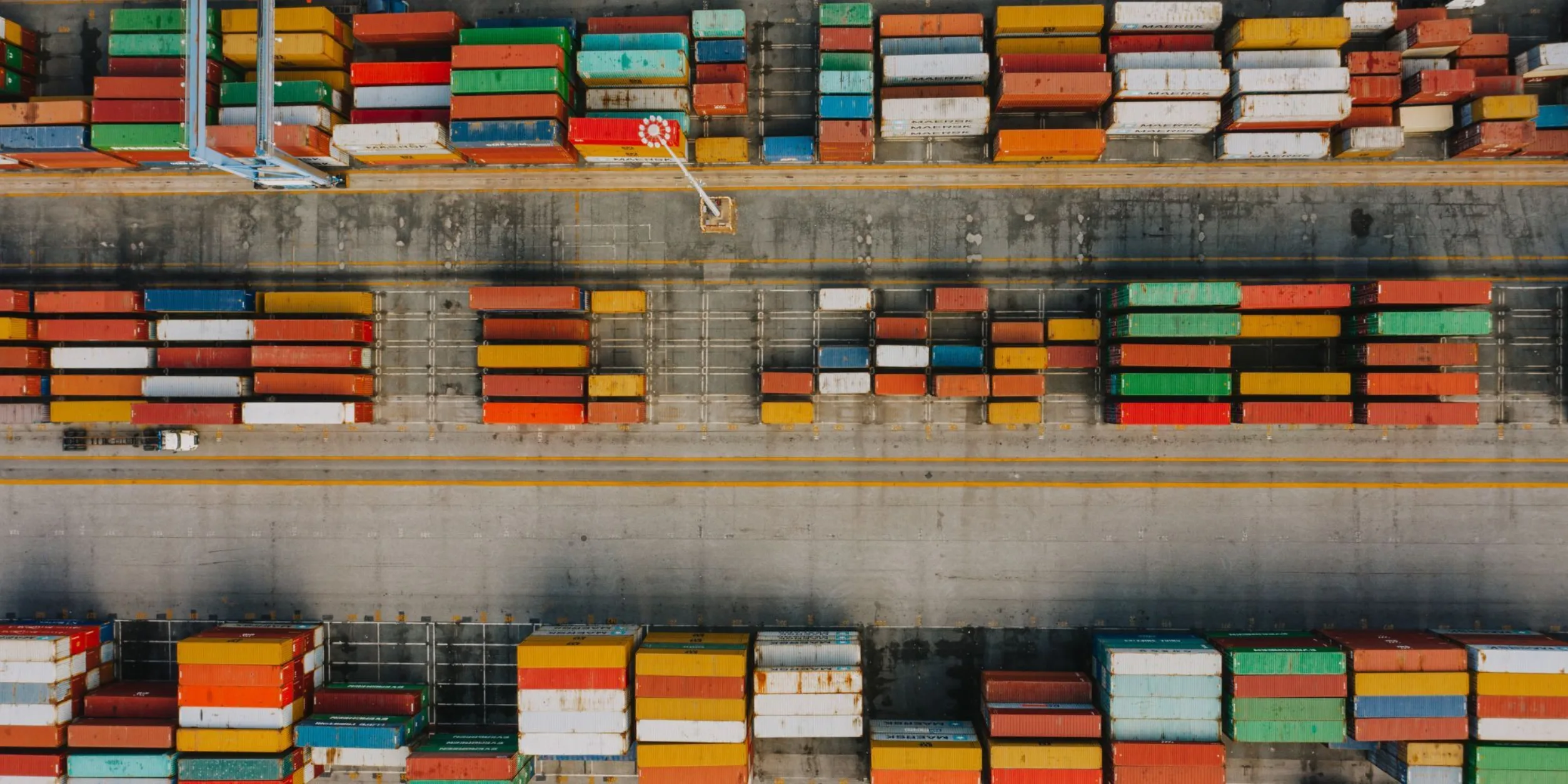 Blick von oben auf Warencontainer