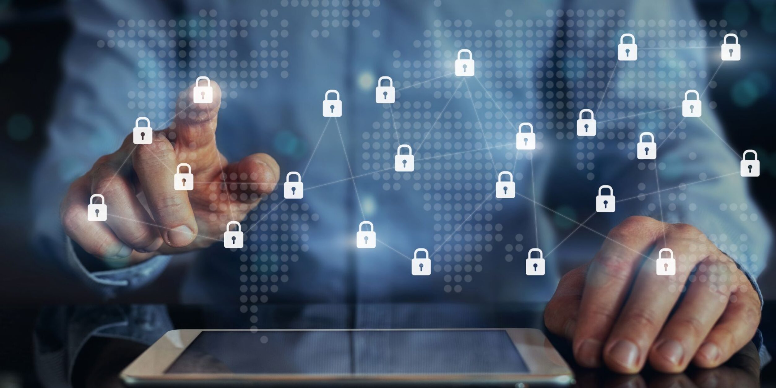 Eine Person tippt virtuelle über einem Tablet schwebende Sicherheitsschlösser an