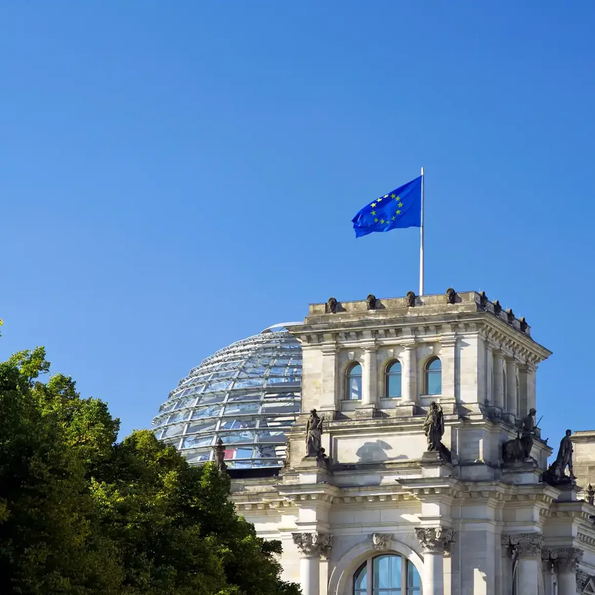 Flaggen der Europäischen Union (EU) und Deutschlands auf dem Reichstagsgebäude, Deutscher Bundestag