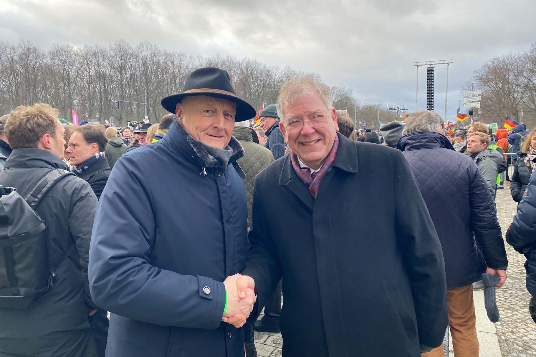 BVMW-Vorsitzender Christoph Ahlhaus mit dem Präsidenten des Deutschen Bauernverbandes, Joachim Rukwied, vor dem Brandenburger Tor in Berlin.