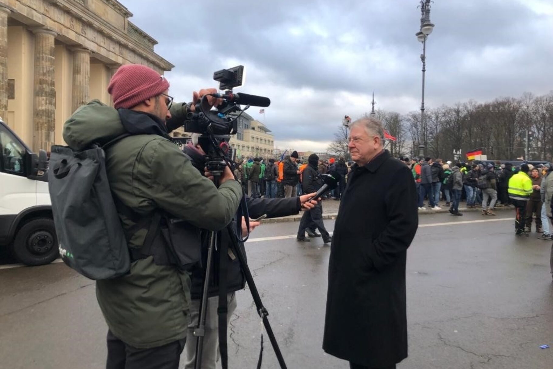 BVMW-Vorsitzender Christoph Ahlhaus im Interview zur Protestkundgebung der Bauern vor dem Brandenburger Tor in Berlin