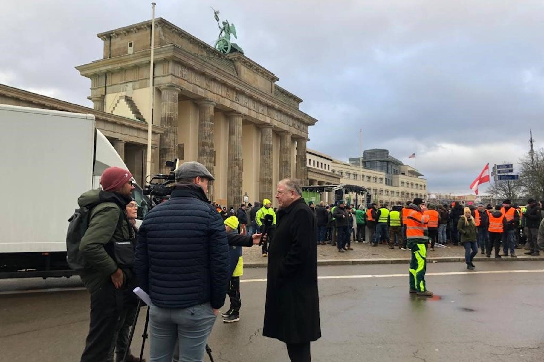 BVMW-Vorsitzender Christoph Ahlhaus im Interview zur Protestkundgebung der Bauern vor dem Brandenburger Tor in Berlin