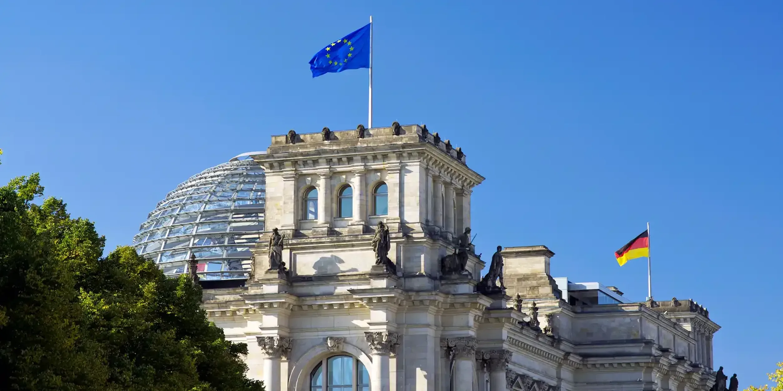 Flaggen der Europäischen Union (EU) und Deutschlands auf dem Reichstagsgebäude, Deutscher Bundestag