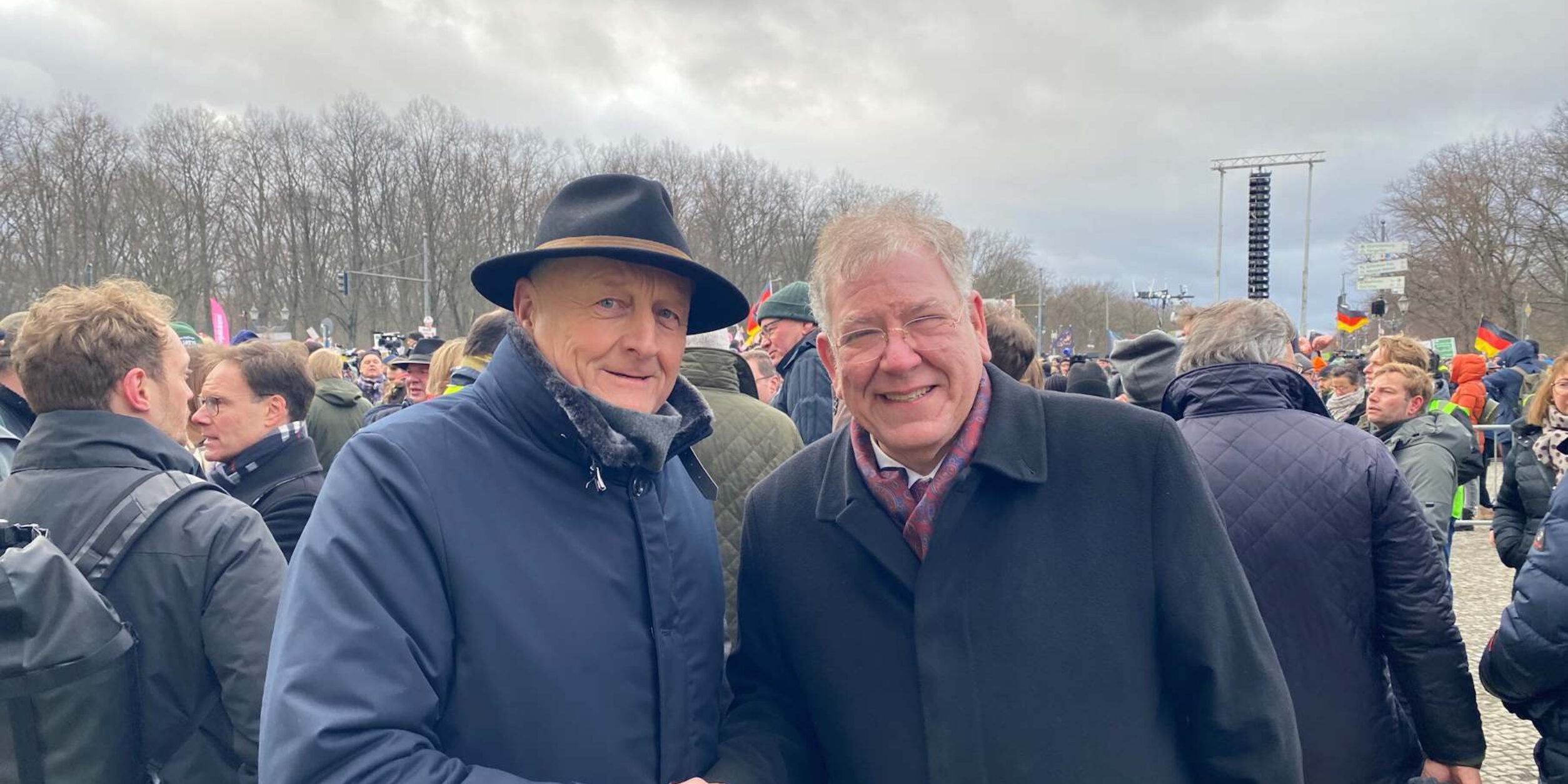 BVMW-Vorsitzender Christoph Ahlhaus mit dem Präsidenten des Deutschen Bauernverbandes, Joachim Rukwied, vor dem Brandenburger Tor in Berlin.