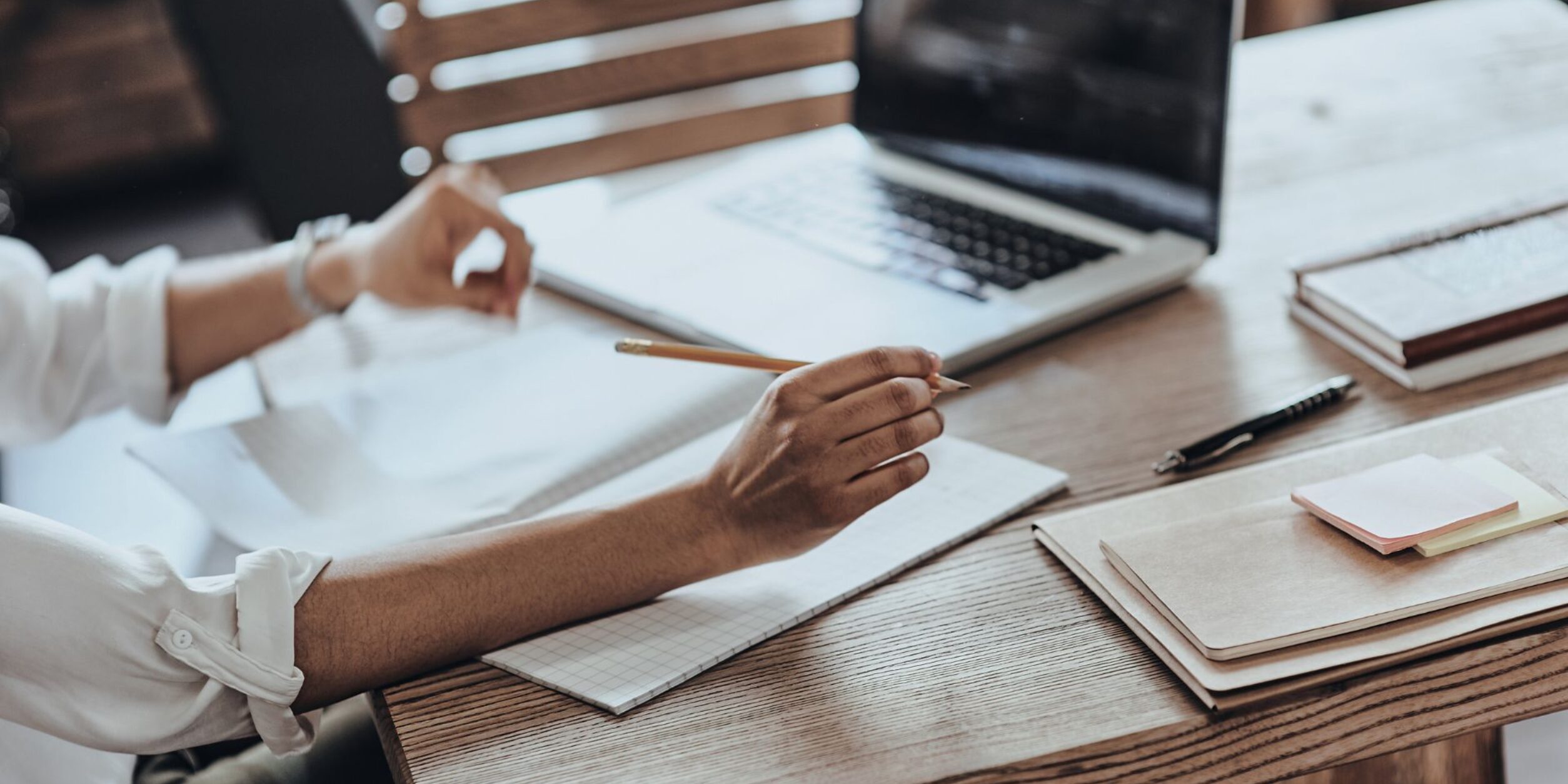 Eine Person arbeitet am Schreibtisch