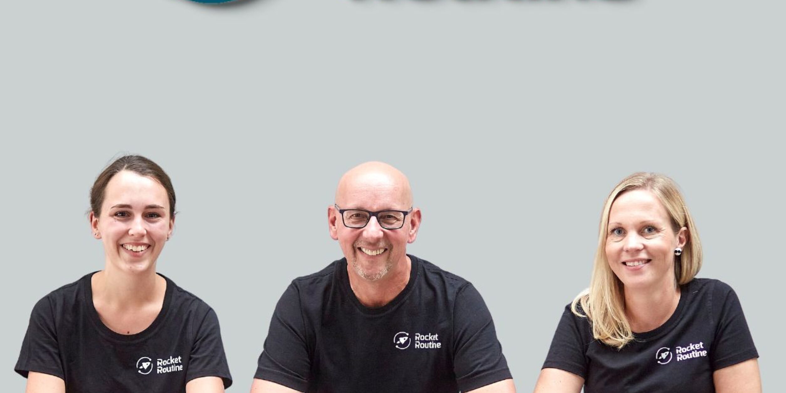 Geschäftsführer und Angestellte an Geländer lehnend