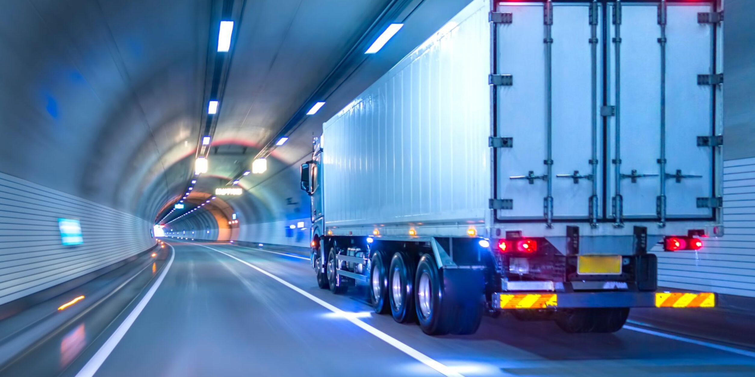 Ein LKW fährt in einem Tunnel