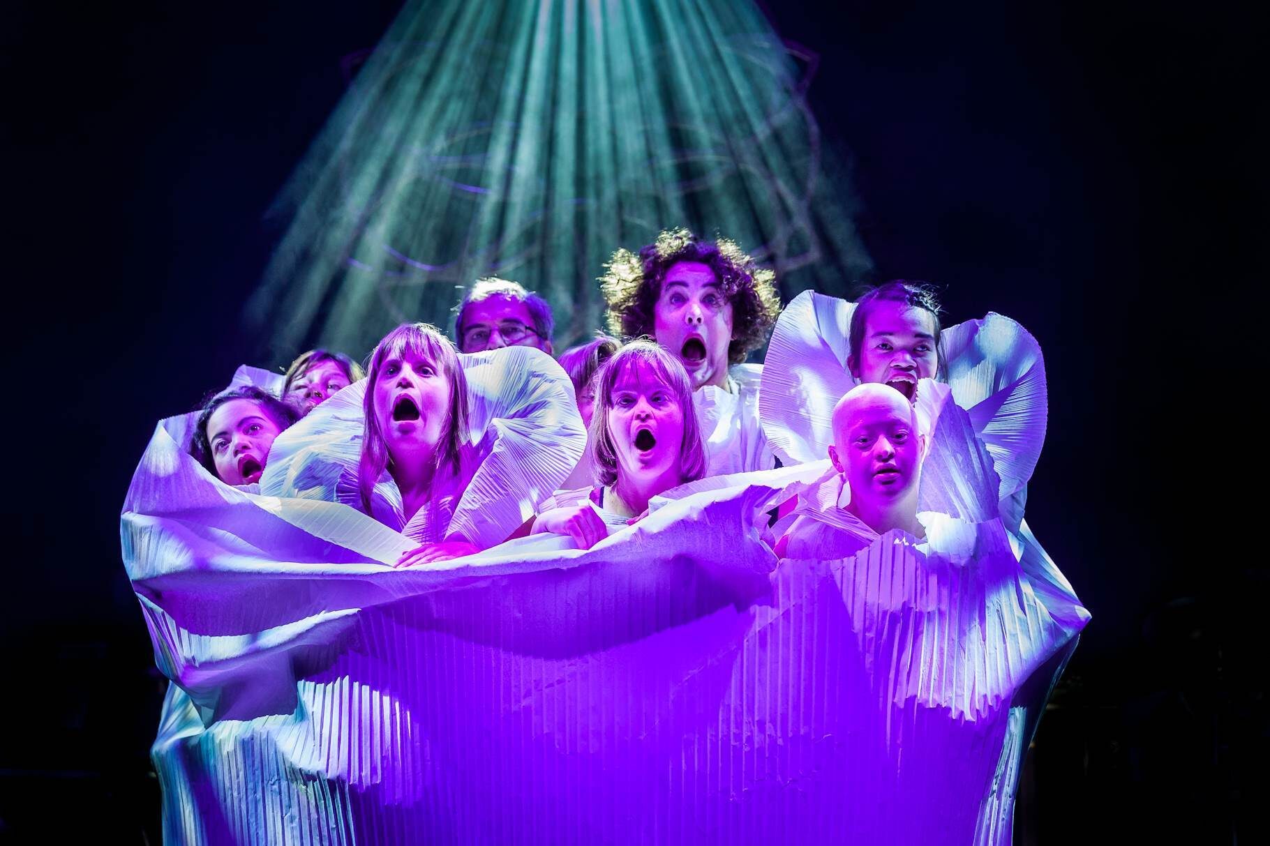 Künstlerinnen und Künstler auf der Bühne der Parieté