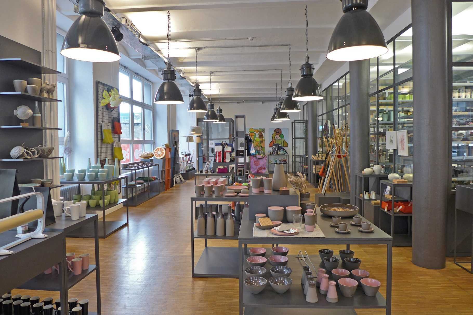 Blick in den Verkaufsraum von Blumenfisch. Hier werden die Produkte aus den eigenen Manufakturen verkauft.