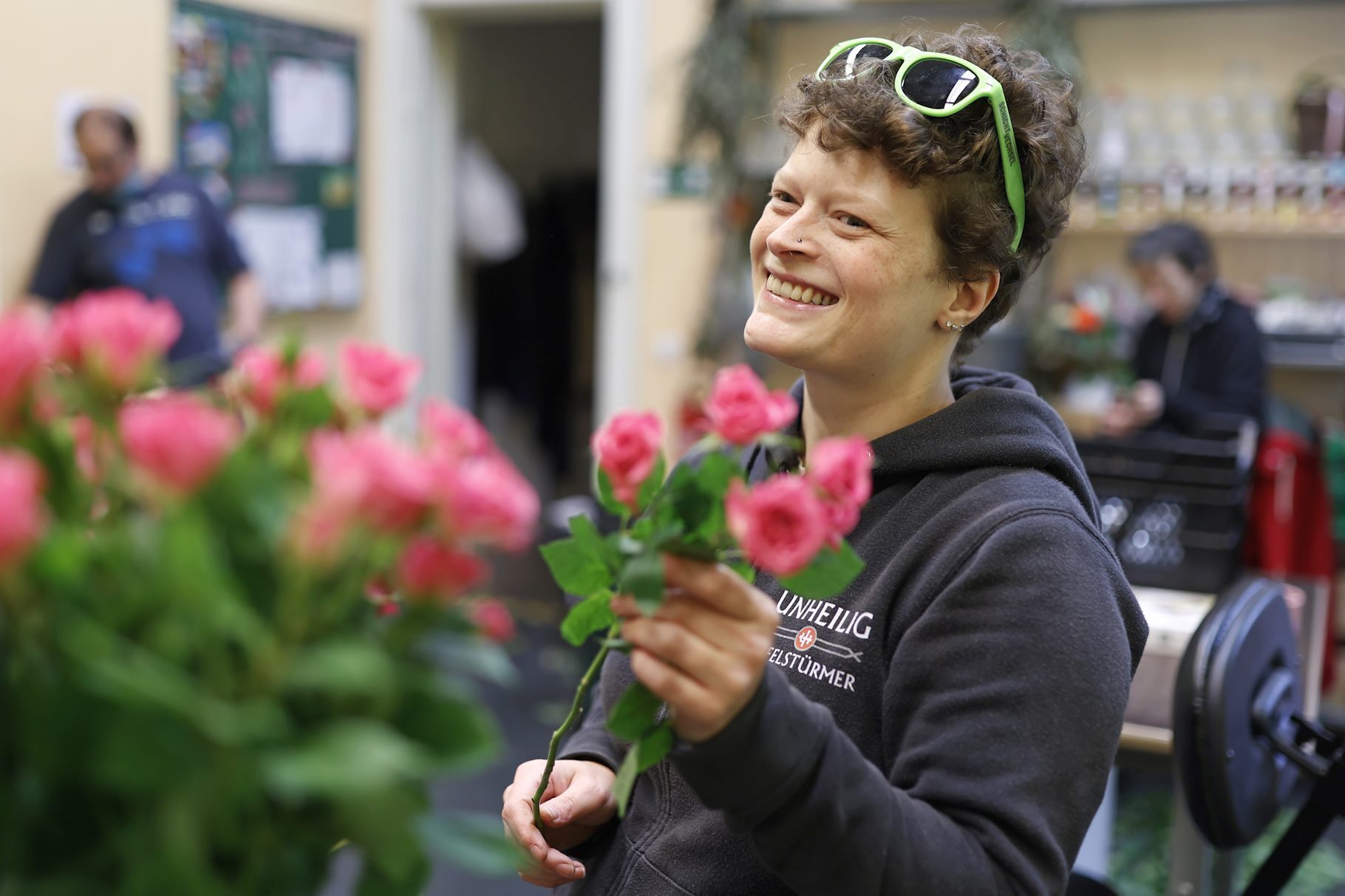 Eine Floristin des Blumenladens Blumenfisch