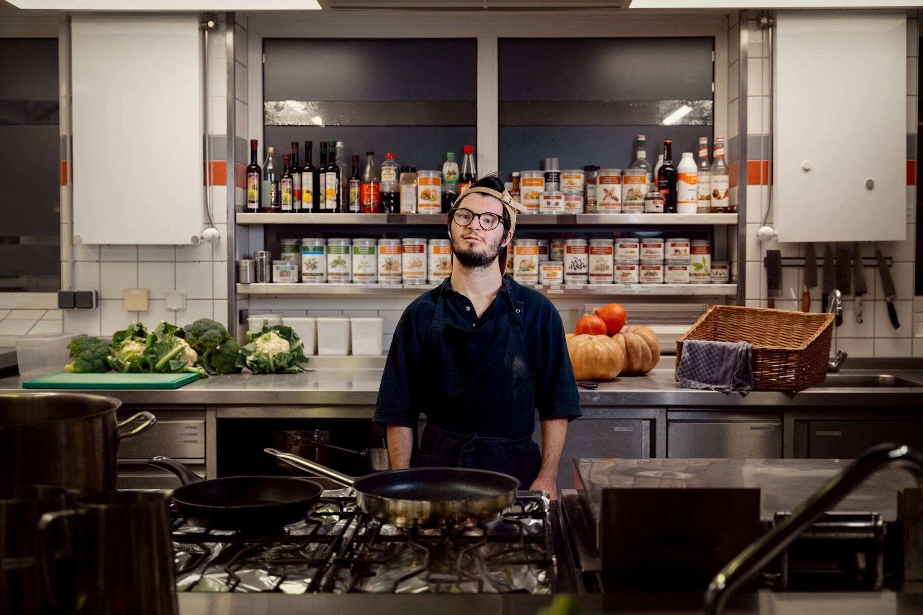 Ein Mitarbeiter der Blumenfisch Gastronomie