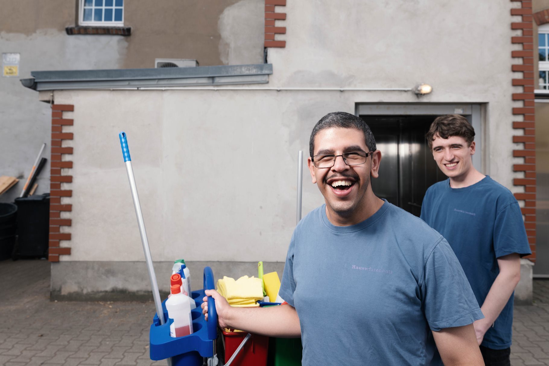 Mitarbeiter von Blumenfisch Serviceleistungen mit einem Reinigungswagen