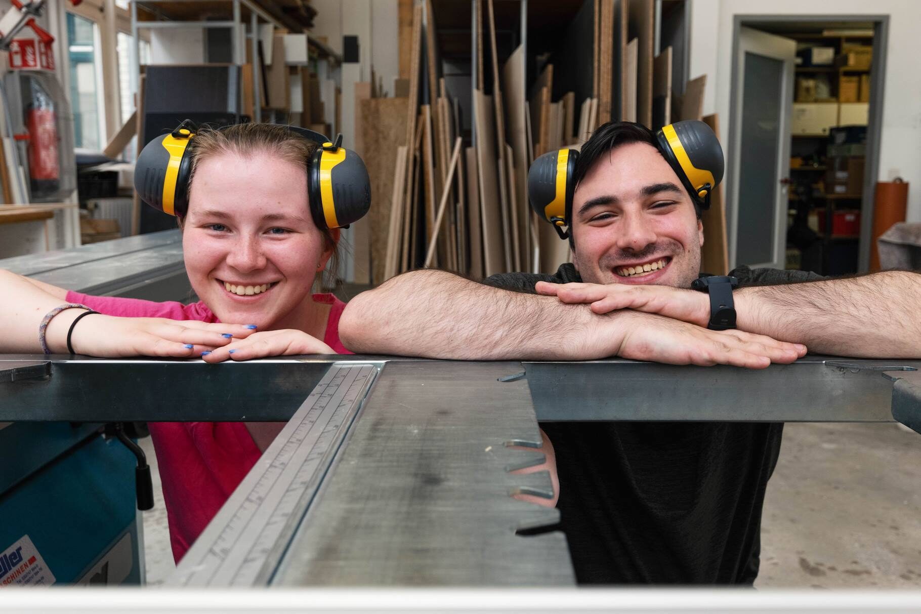 Eine Mitarbeiterin und ein Mitarbeiter aus der Blumenfisch Tischlerei