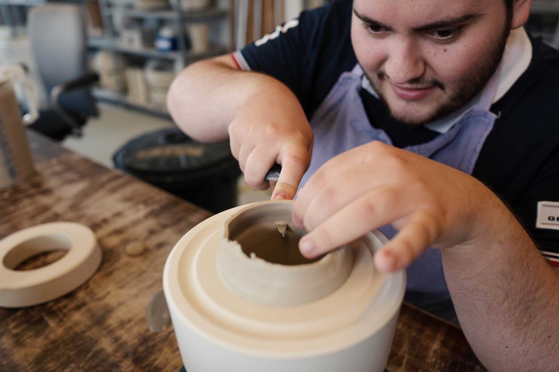 Ein Mitarbeiter bei der Arbeit in einer der Blumenfisch Manufakturen