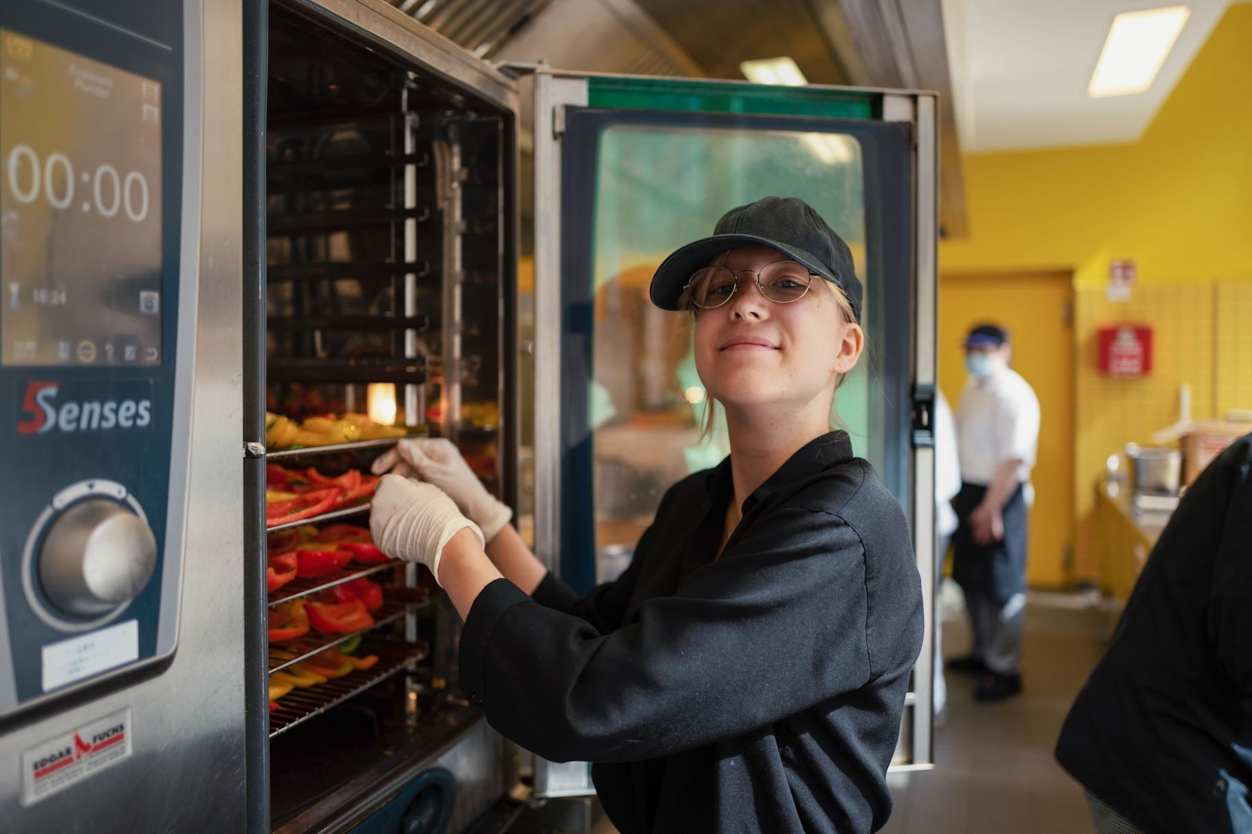 Eine Mitarbeiterin der Blumenfisch Raststätte