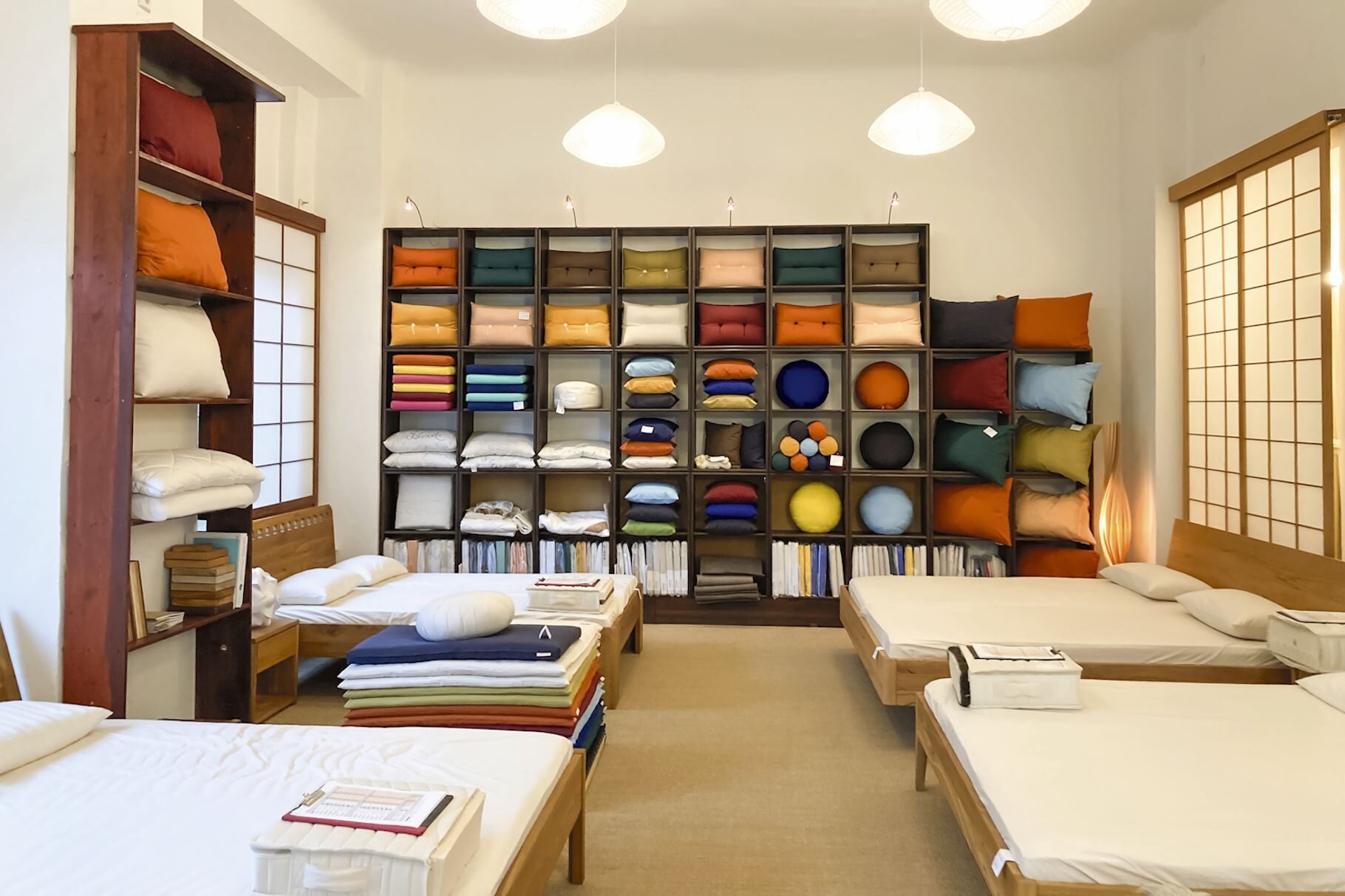 Verkaufsraum von Futomania mit Blick auf Betten, Matratzen und Bettwaren.