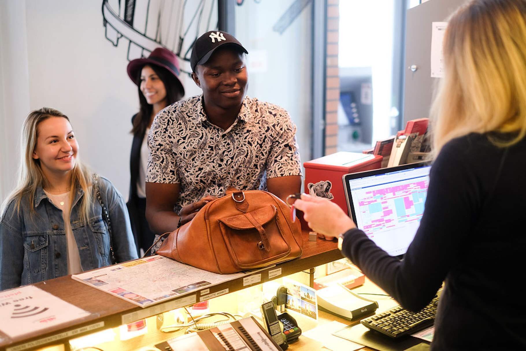 Gäste beim Einchecken in das Pfefferbett Hostel