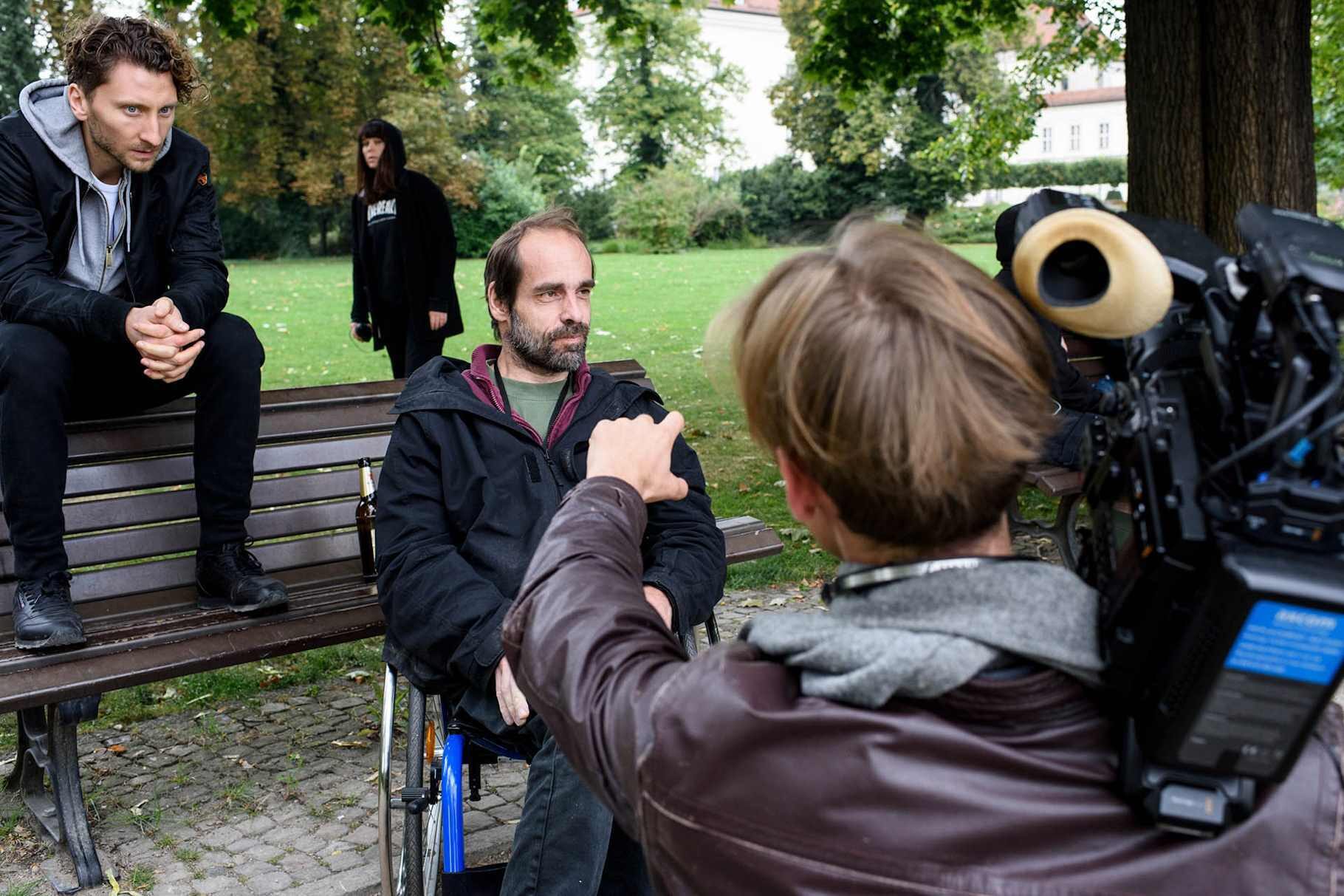 Blick hinter die Kulissen bei der Kameraaufnahme eines Schauspielers von „Rollenfang“