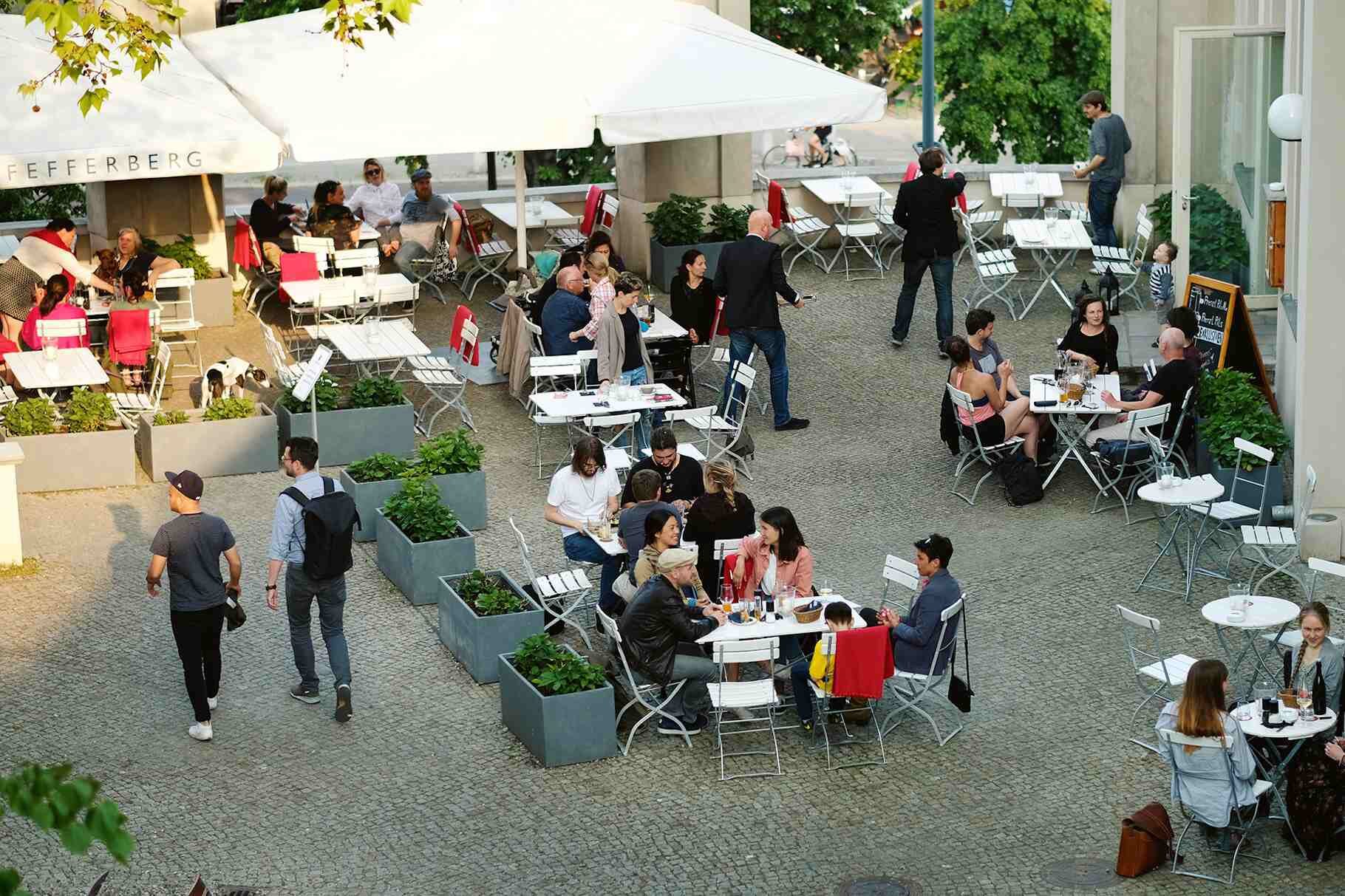 Blick in den Biergarten der Schankhalle Pfefferberg