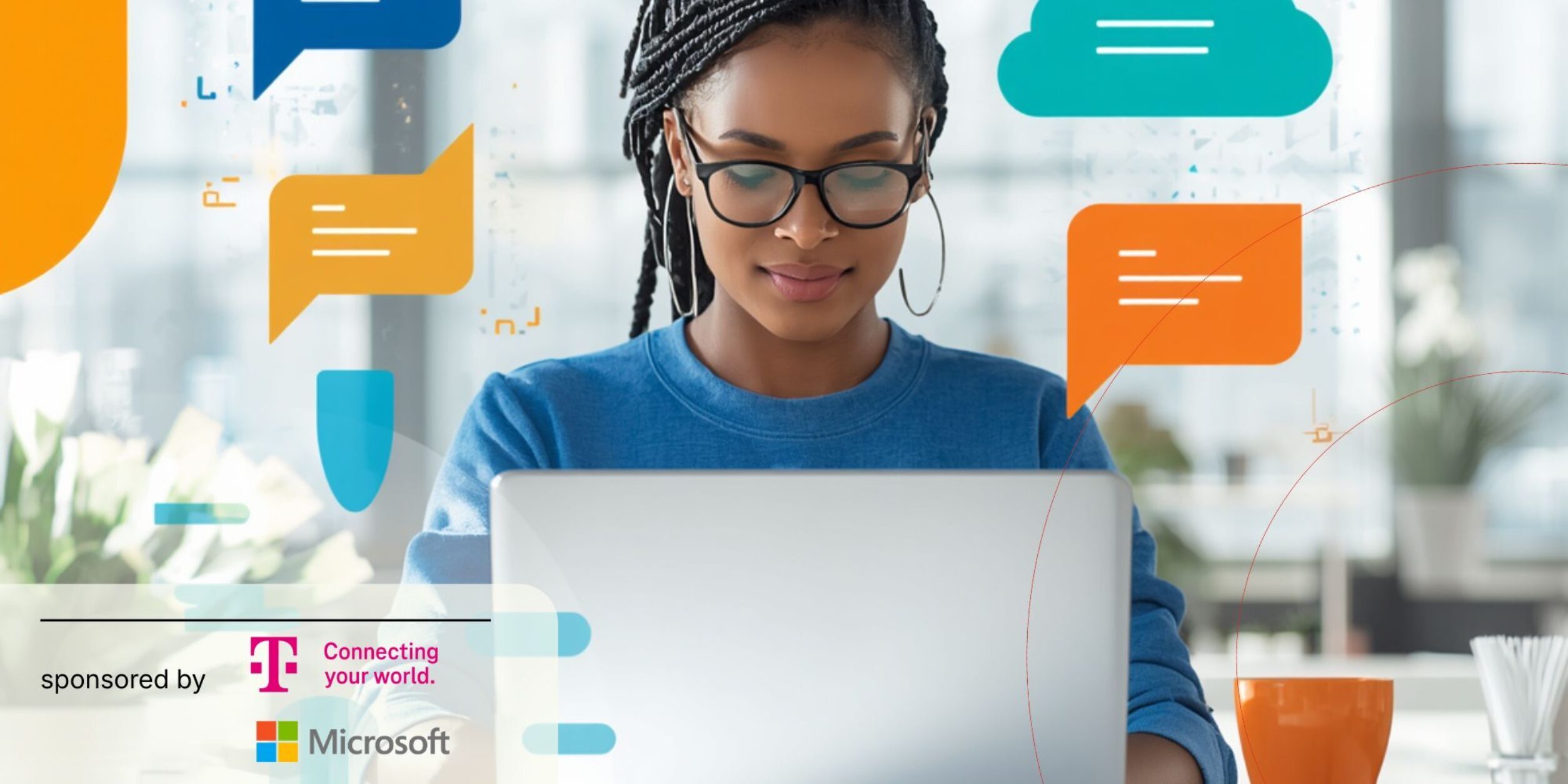 Eine Frau sitz vor einem Laptop