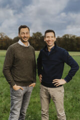 Foto zu zweit vor grüner Wiese