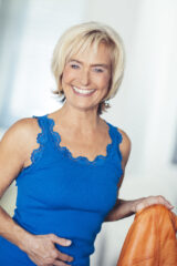 Conny Portrait Top petrol Lederjacke in Hand 2 72 dpi 21 300 dpi 21