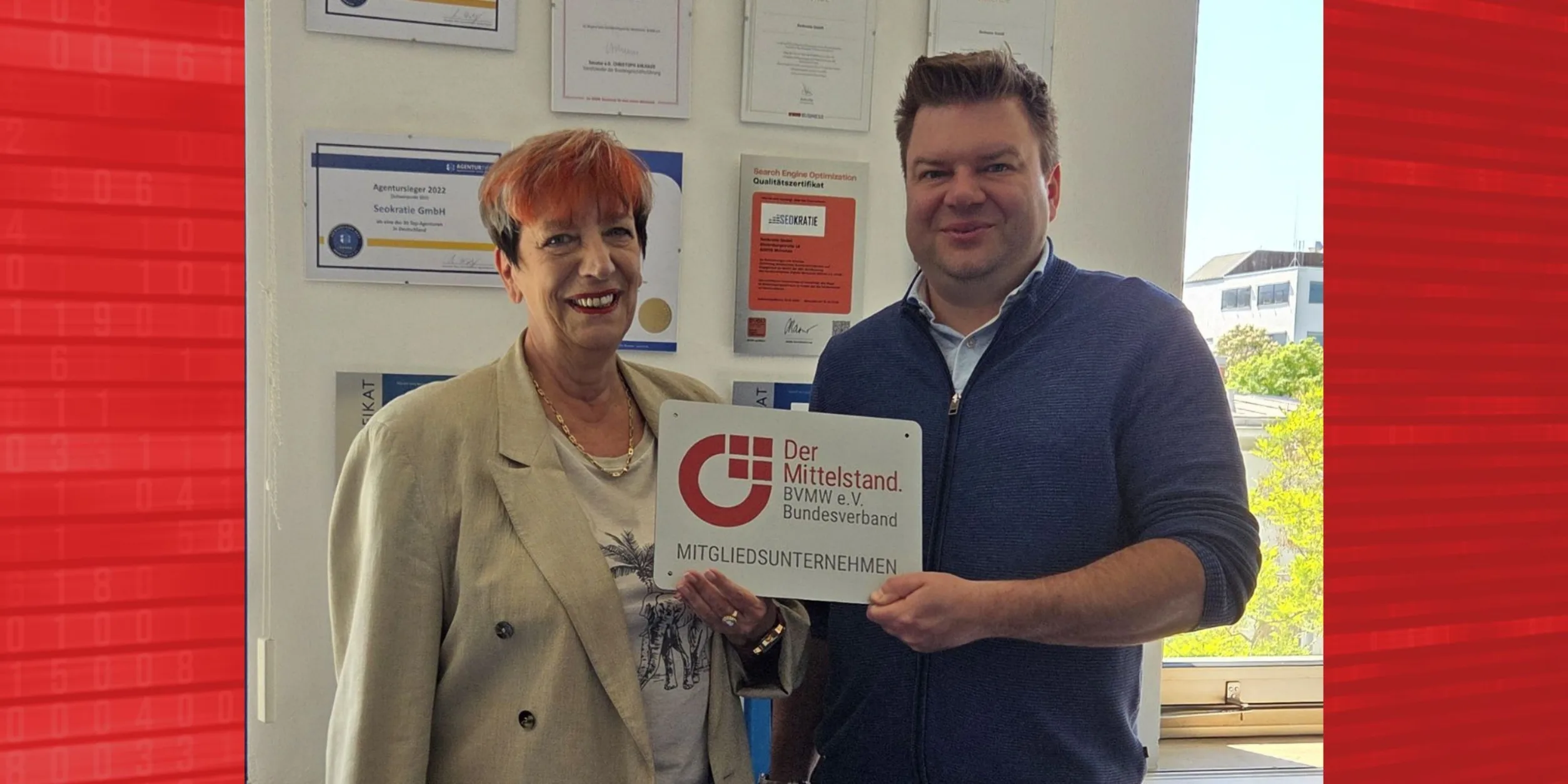 Christine Matheja/BVMW, Julian Dziki/Seokratie mit BVMW Mitgliedsunternehmen-Plakette