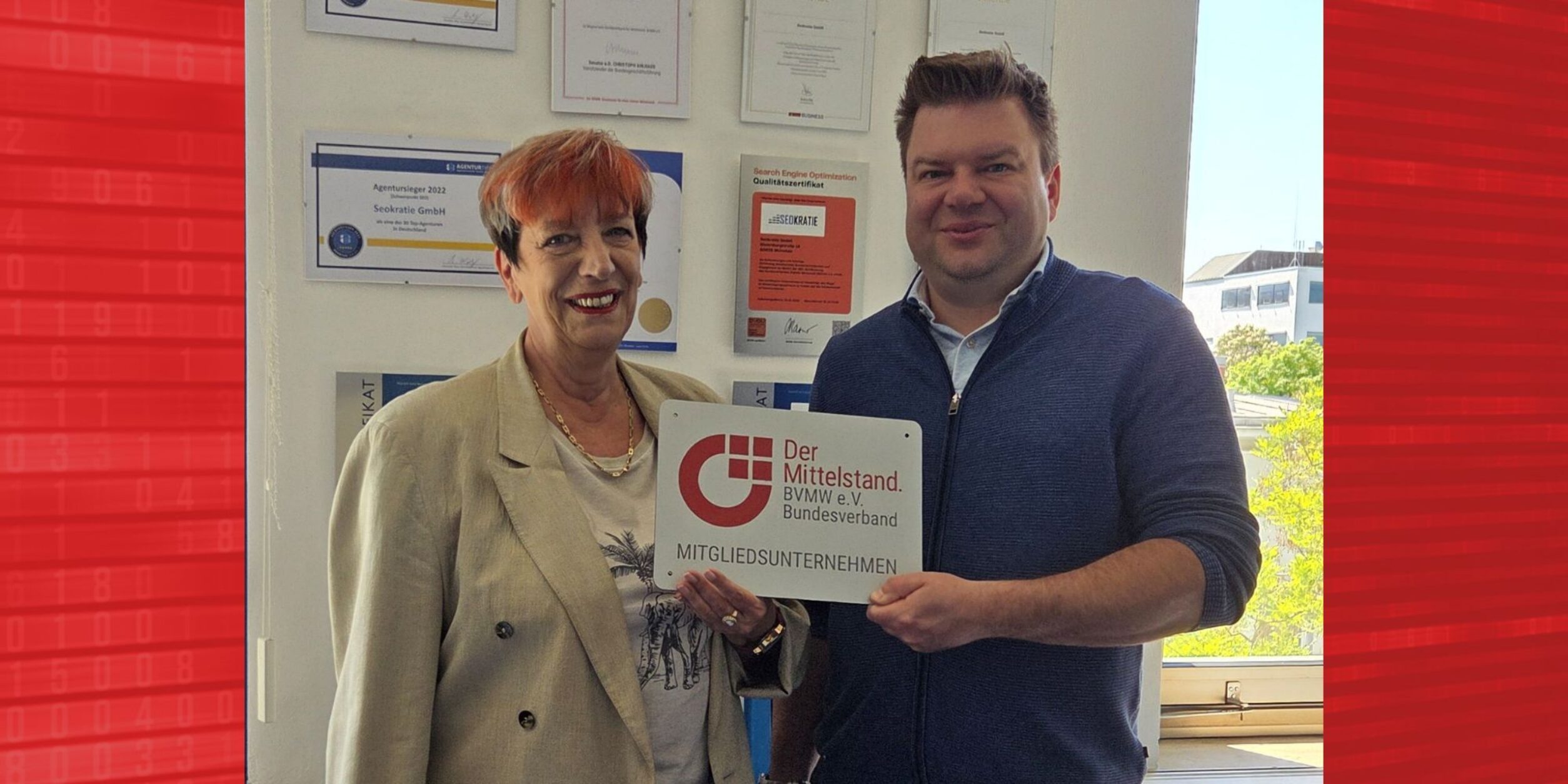 Christine Matheja/BVMW, Julian Dziki/Seokratie mit BVMW Mitgliedsunternehmen-Plakette