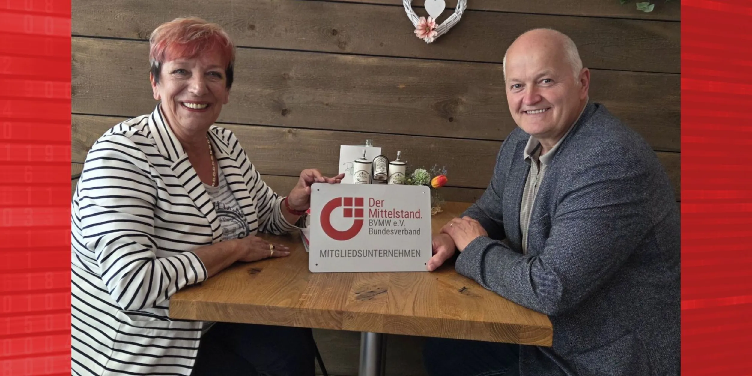 Chr. Matheja / BVMW und H. Jakob / Thinkwise mit BVMW Mitgliedsunternehmen an einem Holztisch sitzend