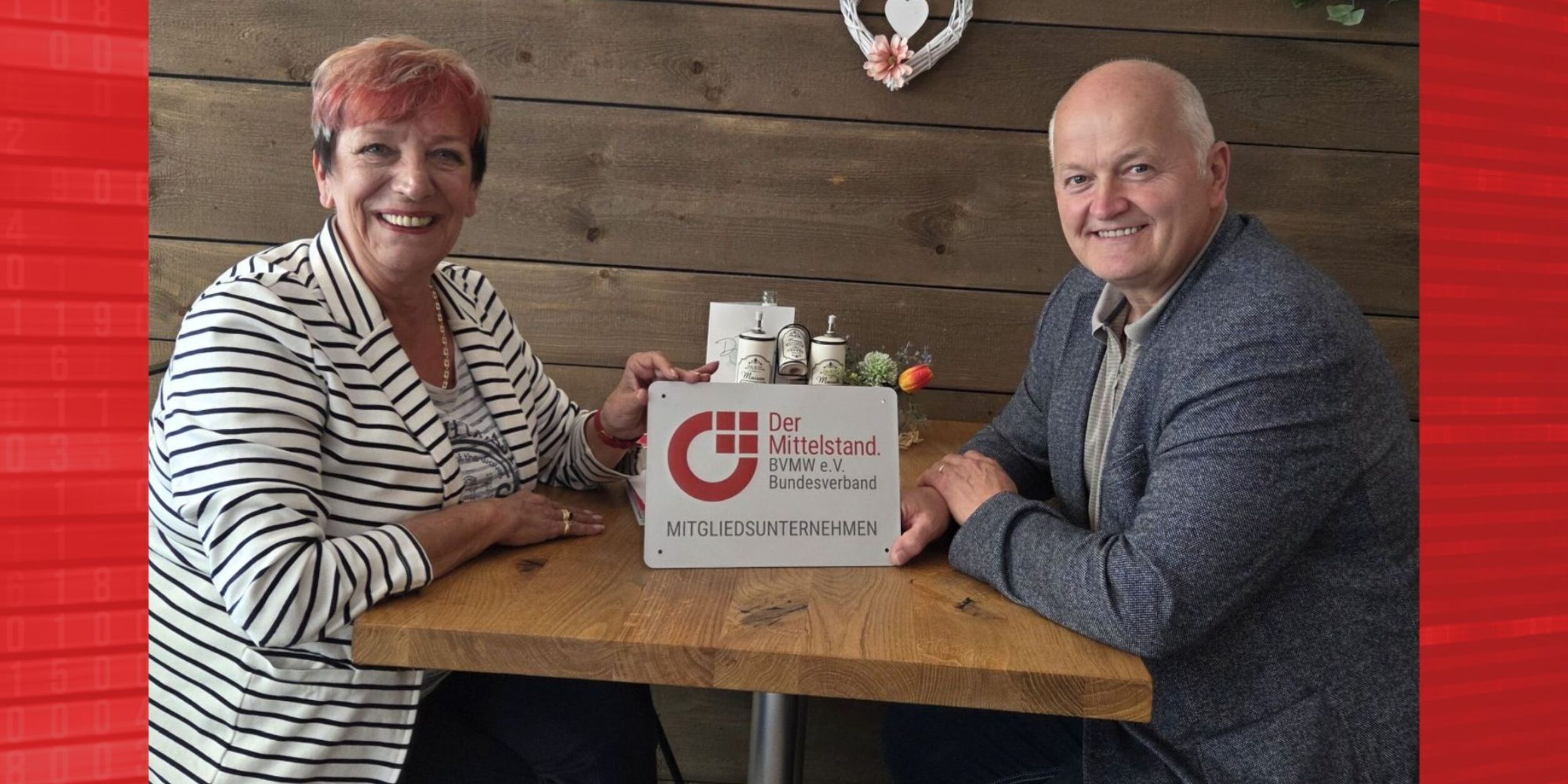 Chr. Matheja / BVMW und H. Jakob / Thinkwise mit BVMW Mitgliedsunternehmen an einem Holztisch sitzend