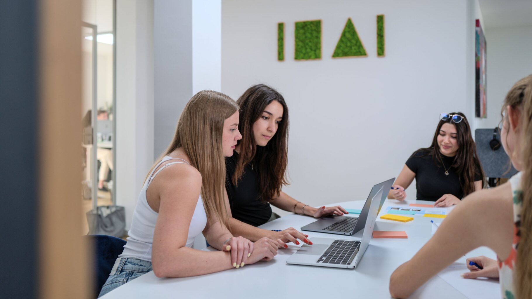 Junge Frauen in Agentur INAI