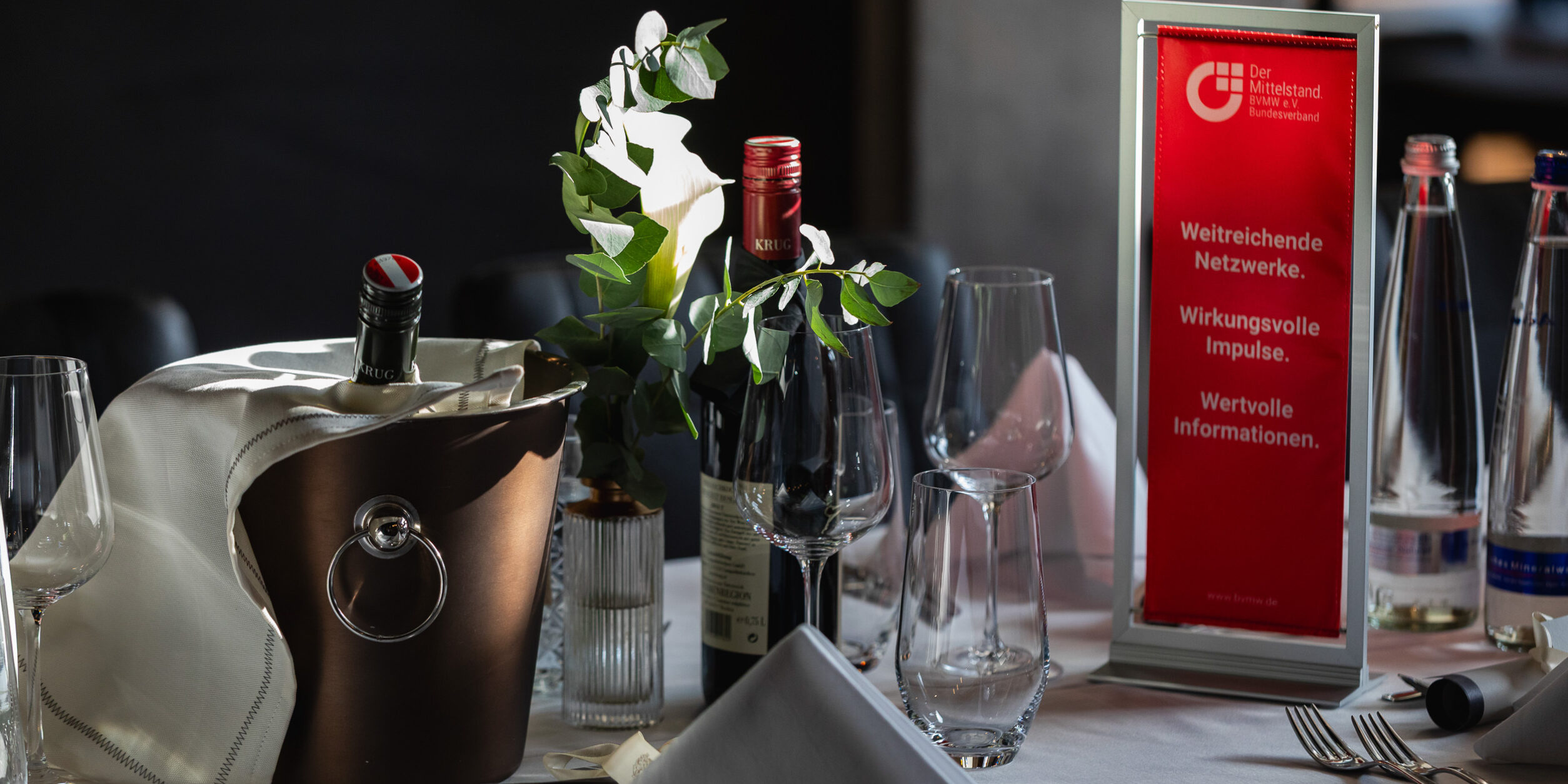 Stilvoll gedeckter Tisch