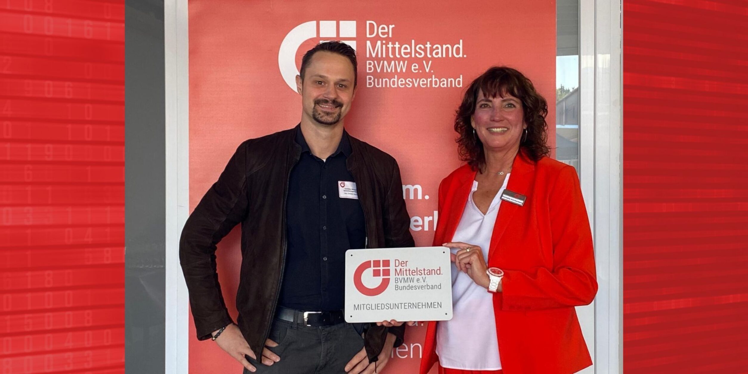 Christian Wimmer und Kornelia Kirchermeier mit BVMW Plakette vor BVMW Rollup