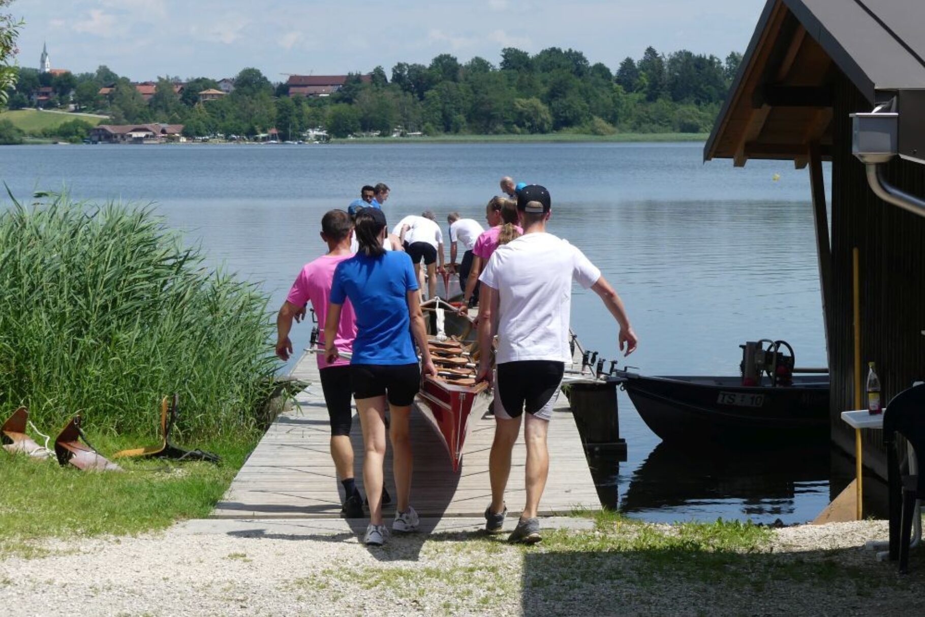 Die Boote werden zu Wasser gelassen