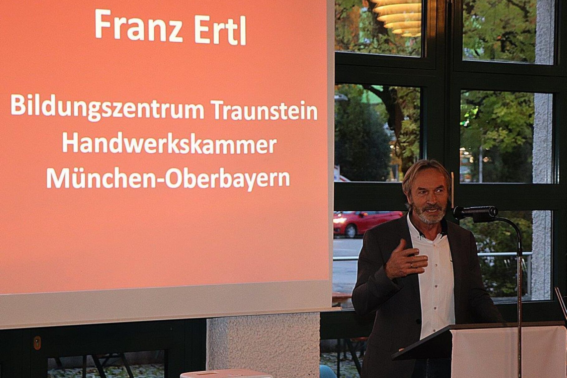 Herr Franz Ertl Handwerkskammer Traunstein, begrüßt die Gäste