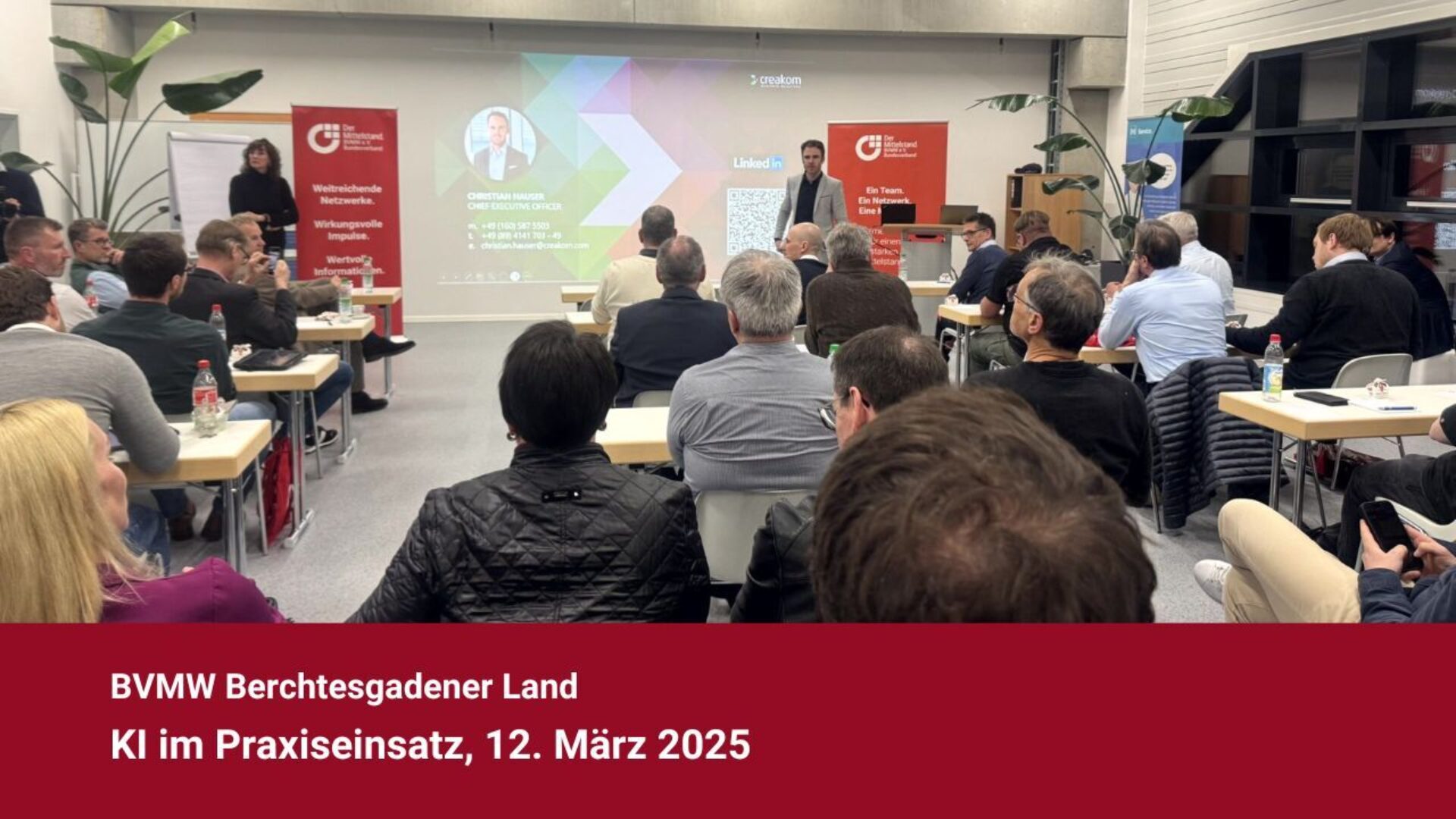 Teilnehmer beim Impulsvortrag KI im Praxiseinsatz, Bauchbinde "BVMW Berchtesgadener Land, KI im Praxiseinsatz, 12. März 2025" in rot