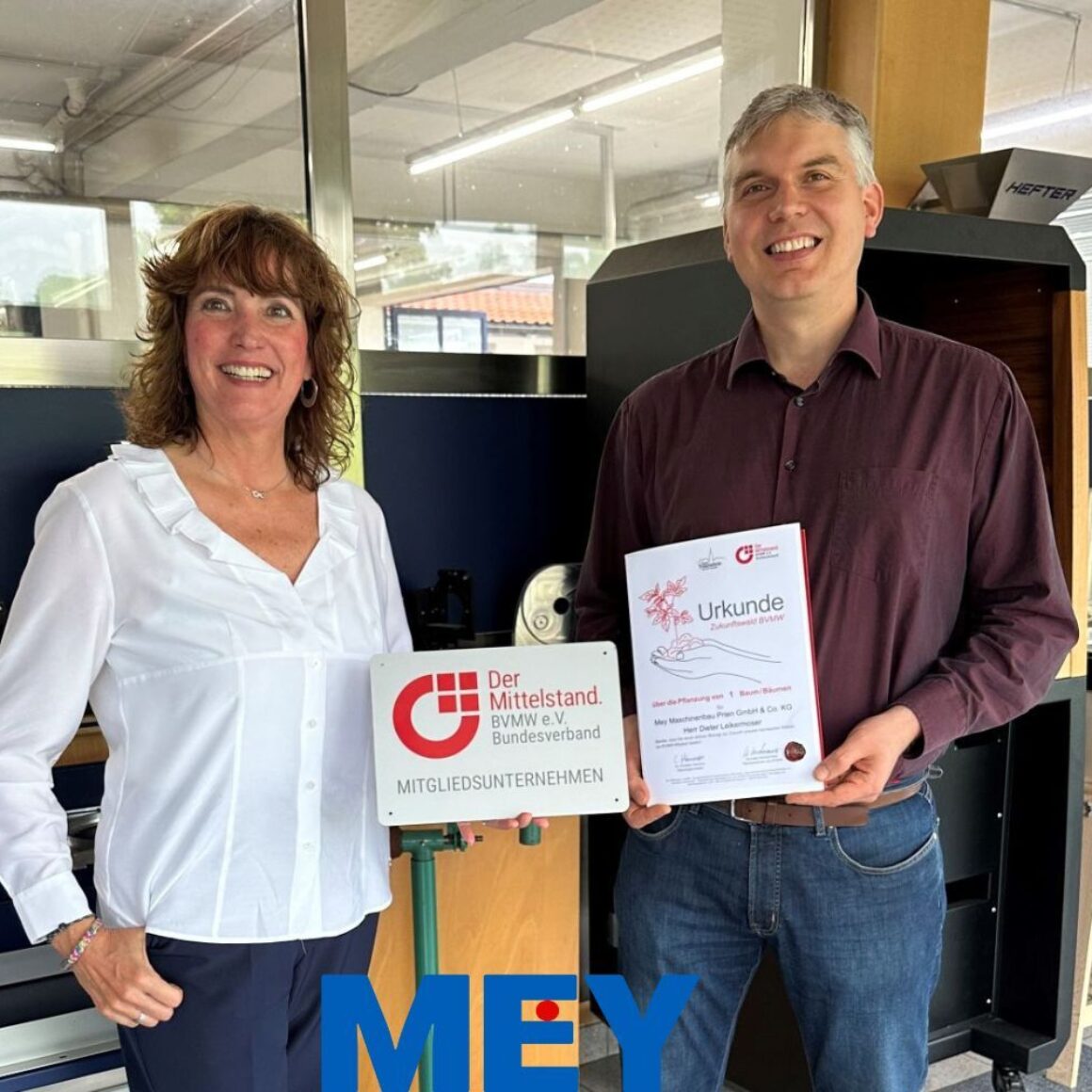 Kornelia Kirchermeier und Josef Guggenberger mit BVMW Mitgliedsplakette und Urkunde BVMW Zukunftswald