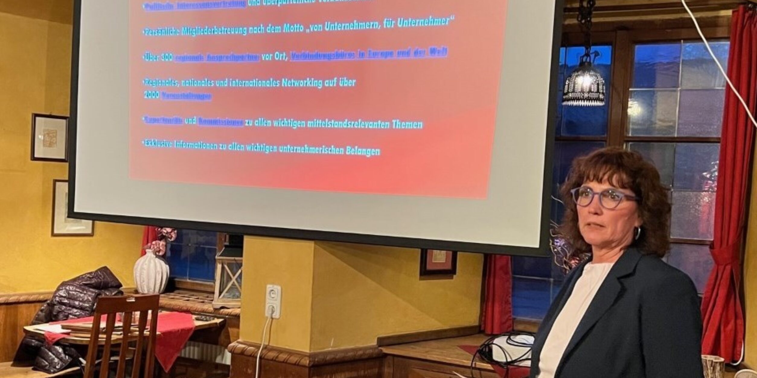 Kornelia Kirchermeier beim Vortrag