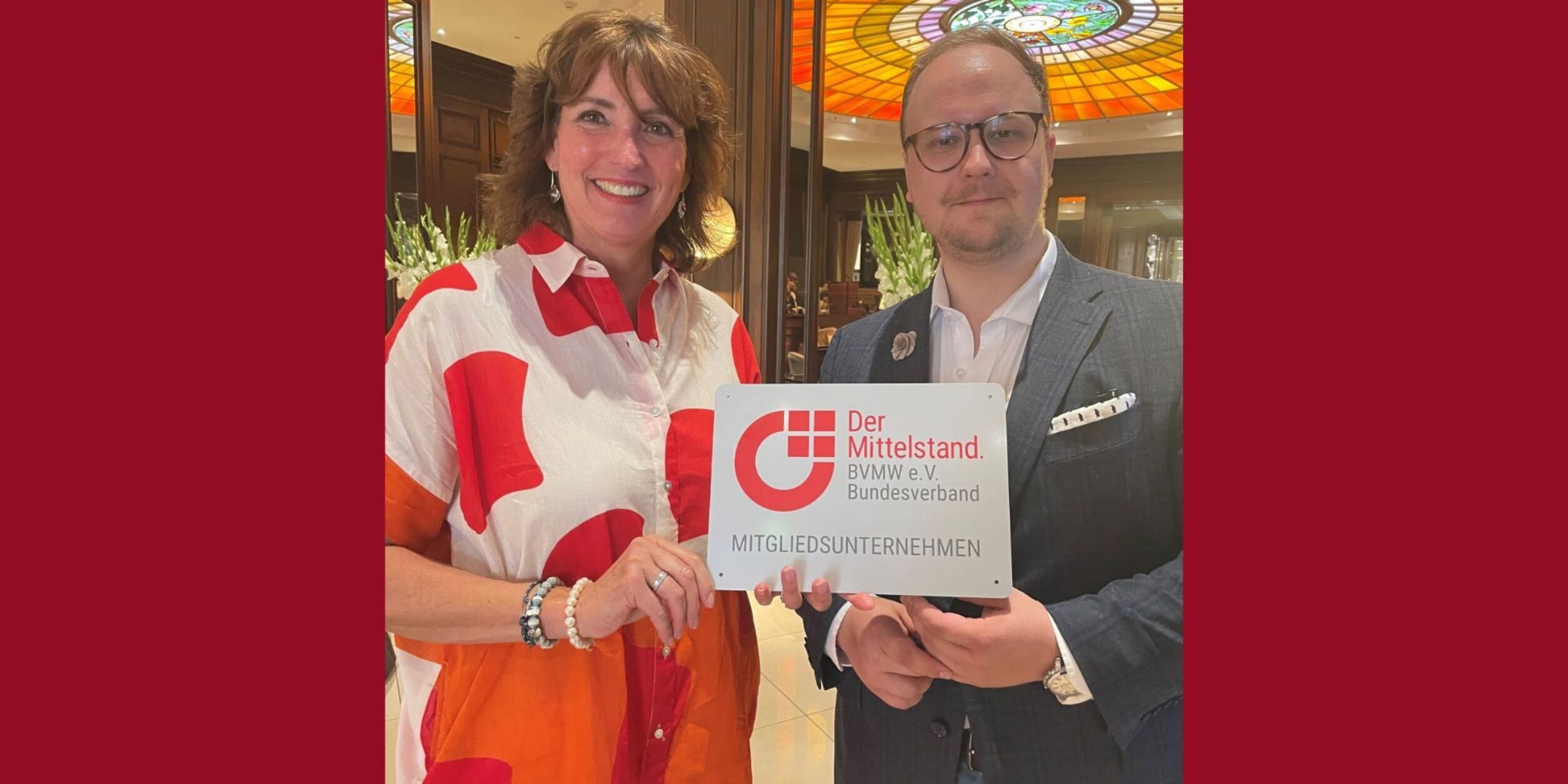 Mann und Frau mit BVMW Mitgliedsplakette