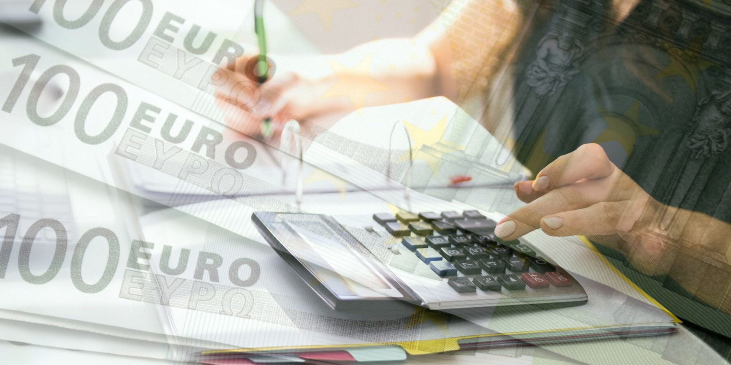 100 Euro Scheine, Taschenrechner, Dokumente, Person hält Stift