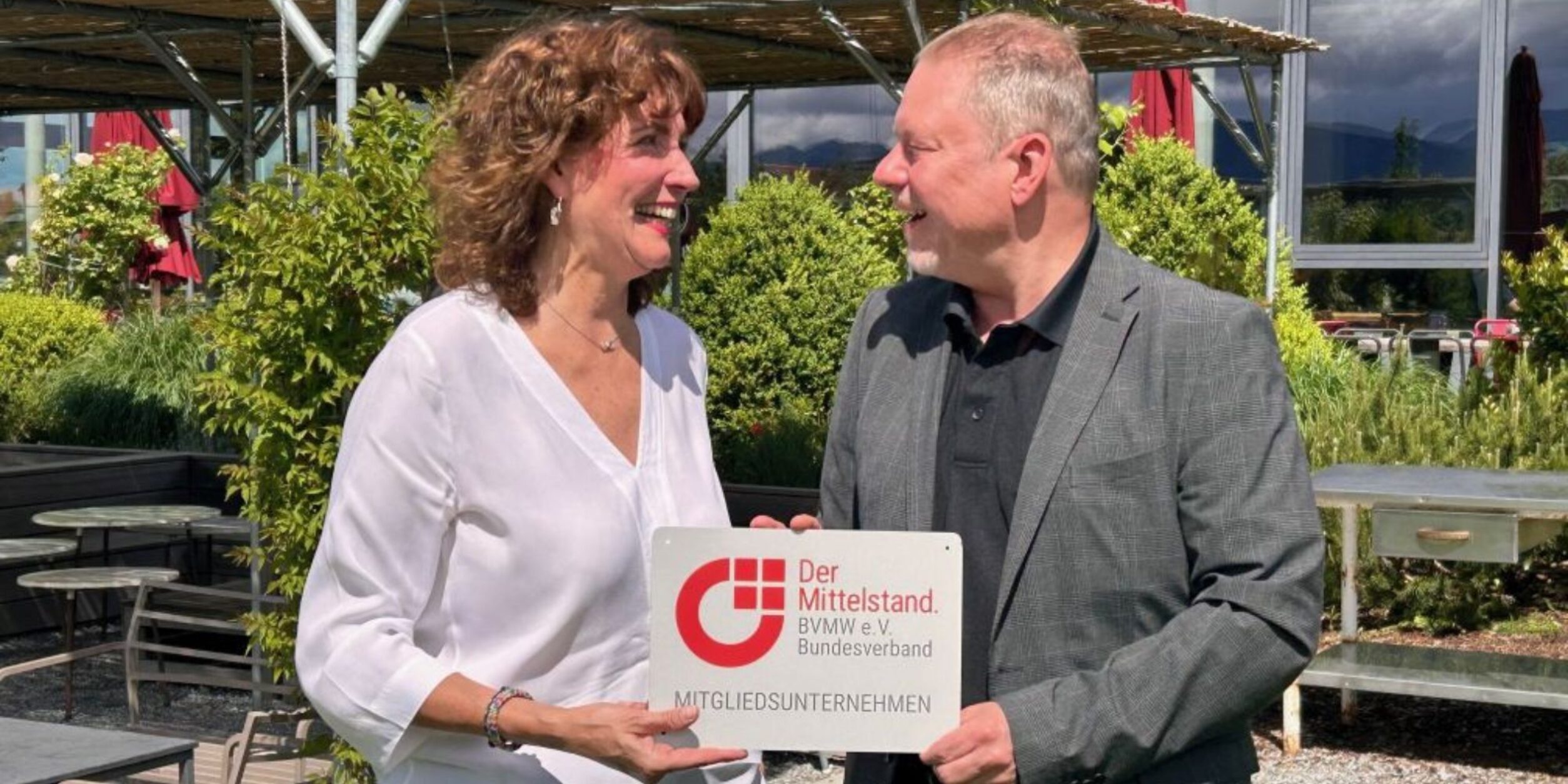 K. Kirchermeier + R. Konopka mit BVMW Mitgliedsplakette