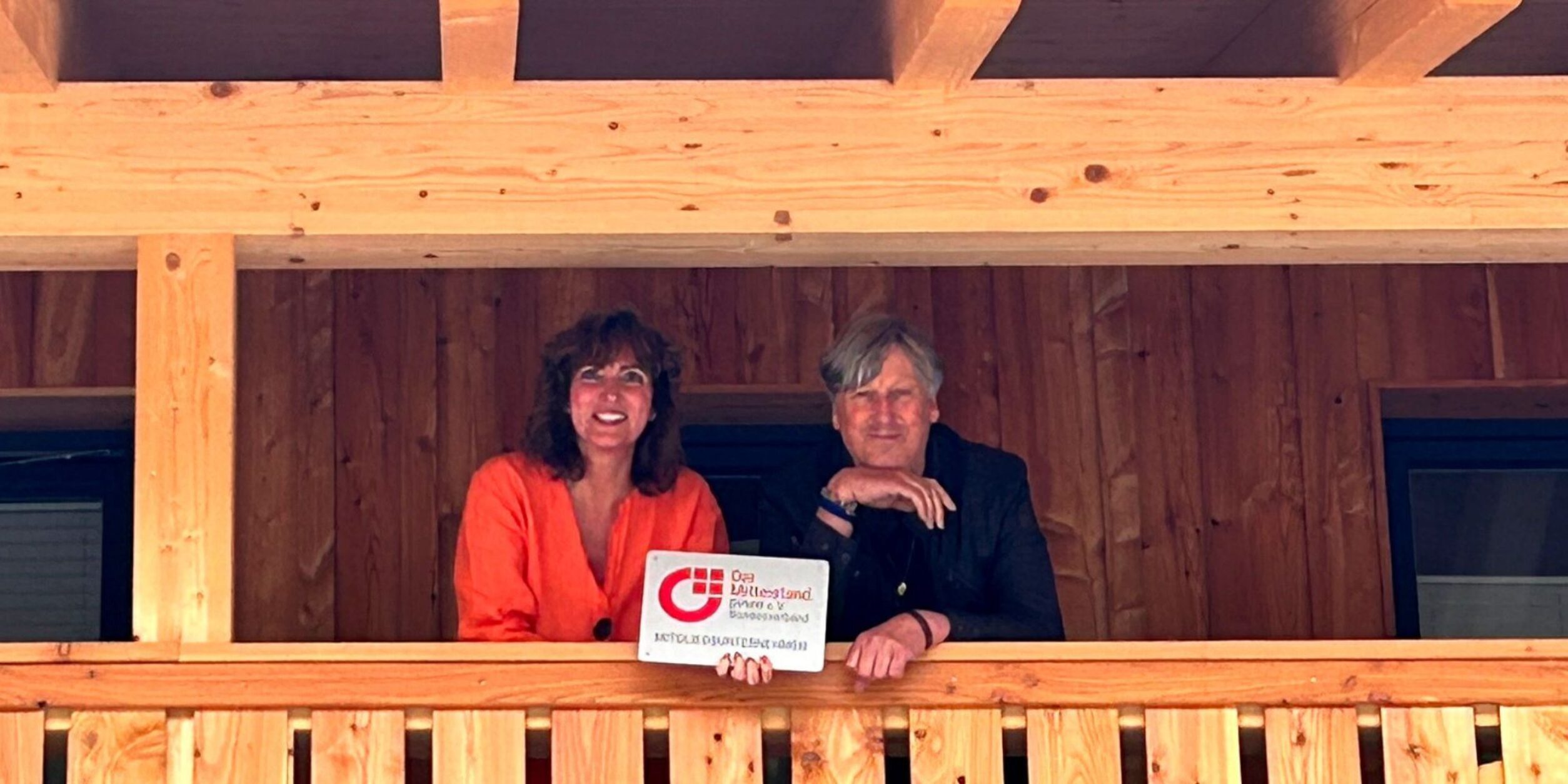 K. Kirchereier und M.L. Kollmeier auf Holzbalkon mit BVMW Plakette
