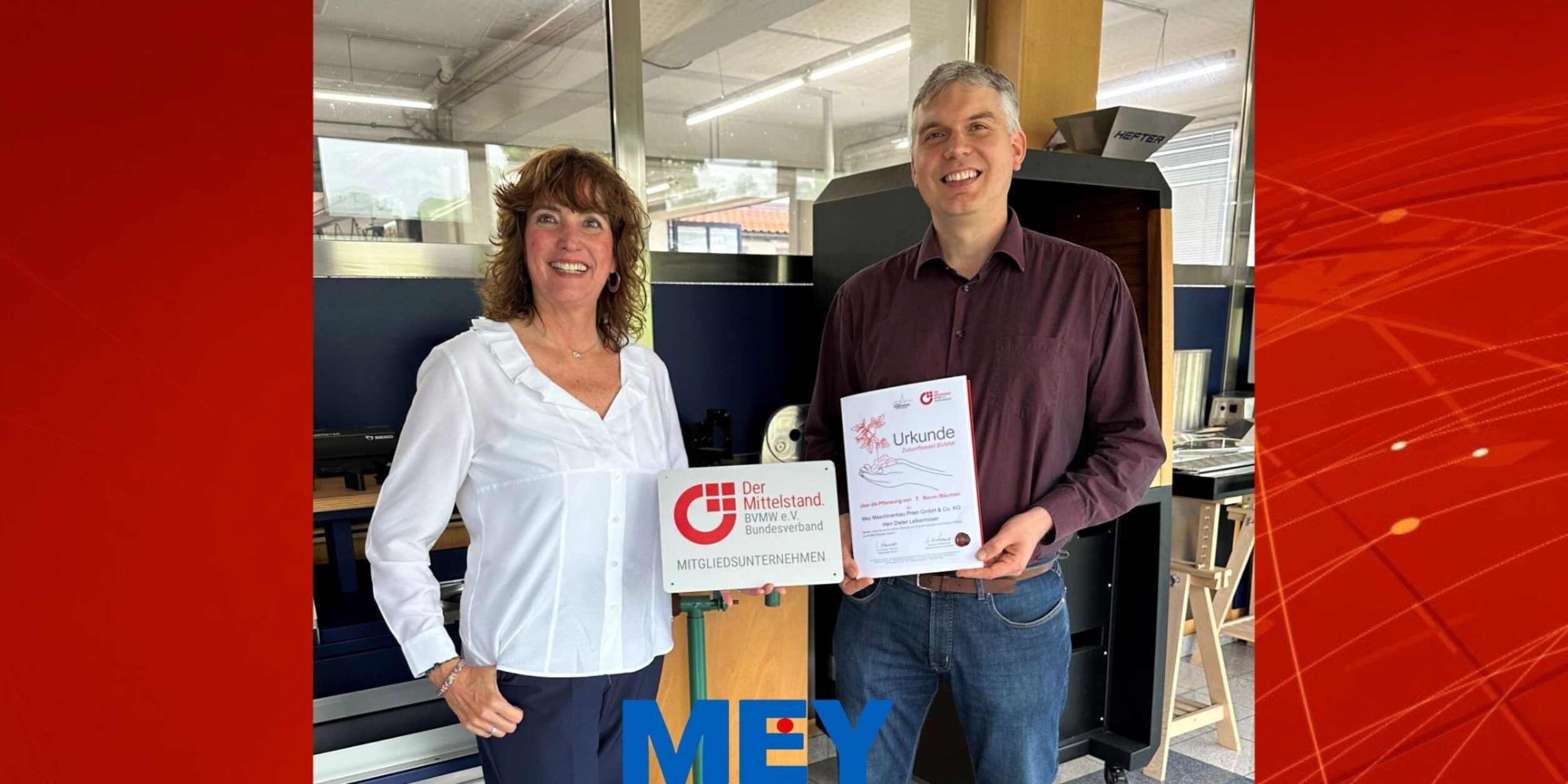 Kornelia Kirchermeier und Josef Guggenberger mit BVMW Mitgliedsplakette und Urkunde BVMW Zukunftswald