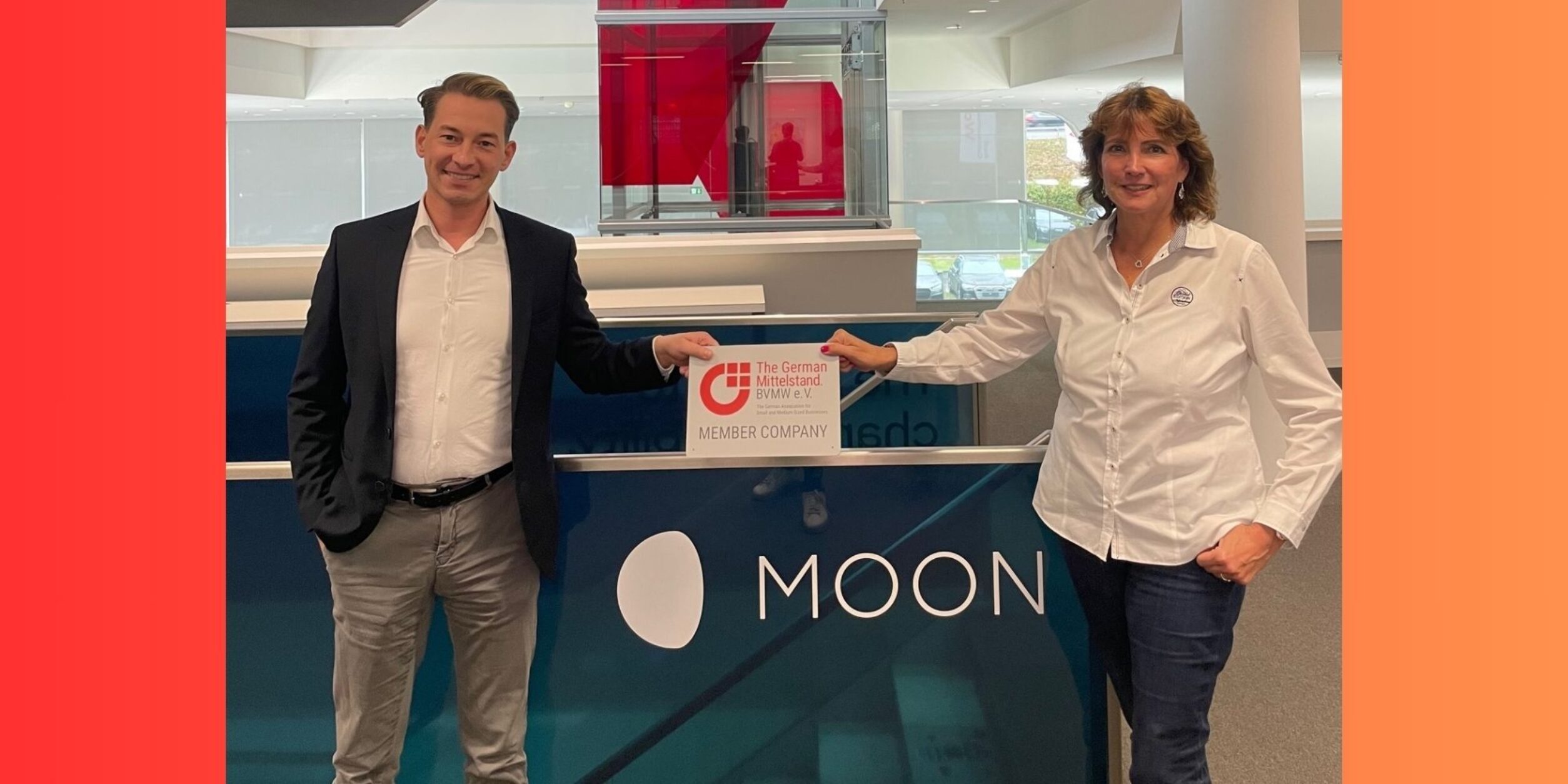 K. Kirchermeier und Moon Geschäftsführer vor Moon Logo mit BVMW Schild