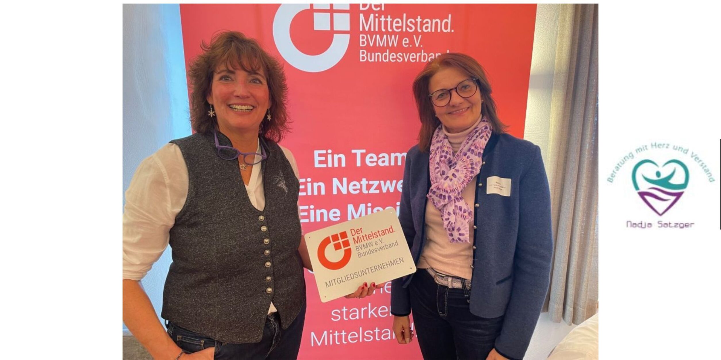 Kornelia Kirchermeier und Nadja Satzger mit BVMW Plakette