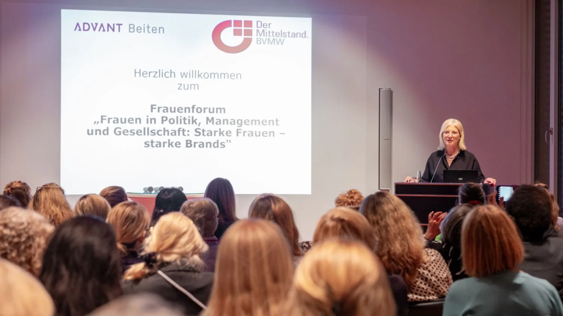Ulrike Scharf, bayerische Staatsministerin für Familie, Arbeit und Soziales eröffnet das BVMW Frauenforum 2024