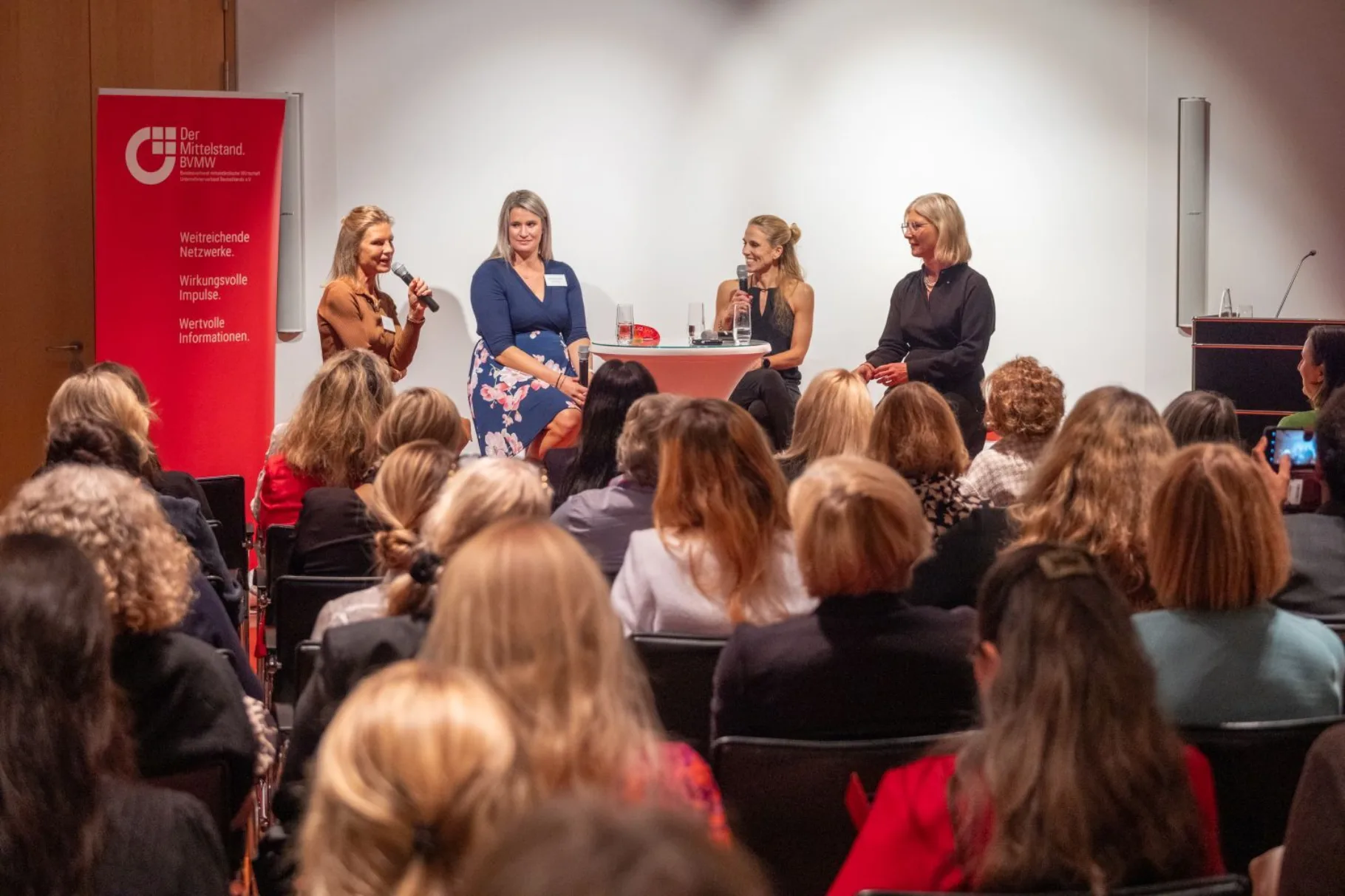 Podiumsdiskussion, moderiert von Katja Lindo Roever