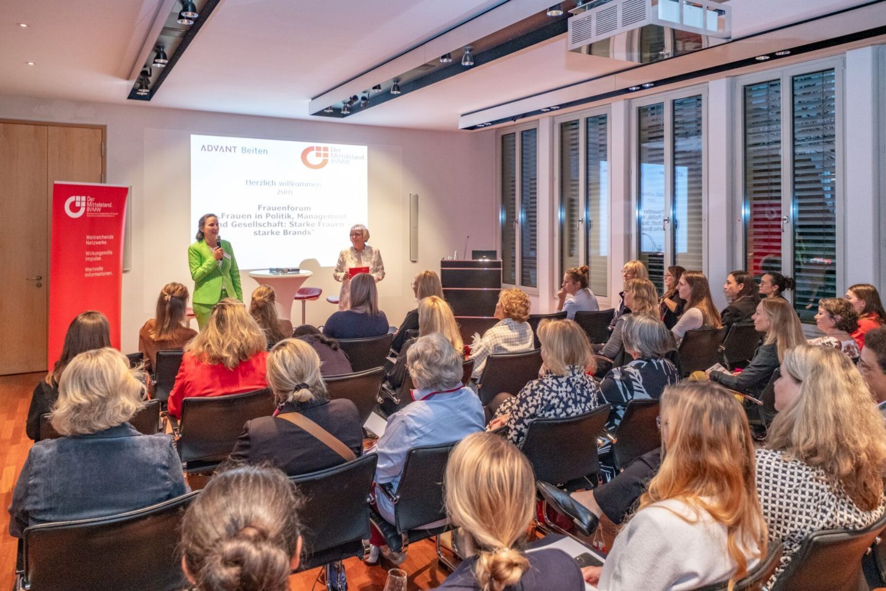 Angelika Kapfer und Mechthild Heppe begrüßen die Teilnehmerinnen