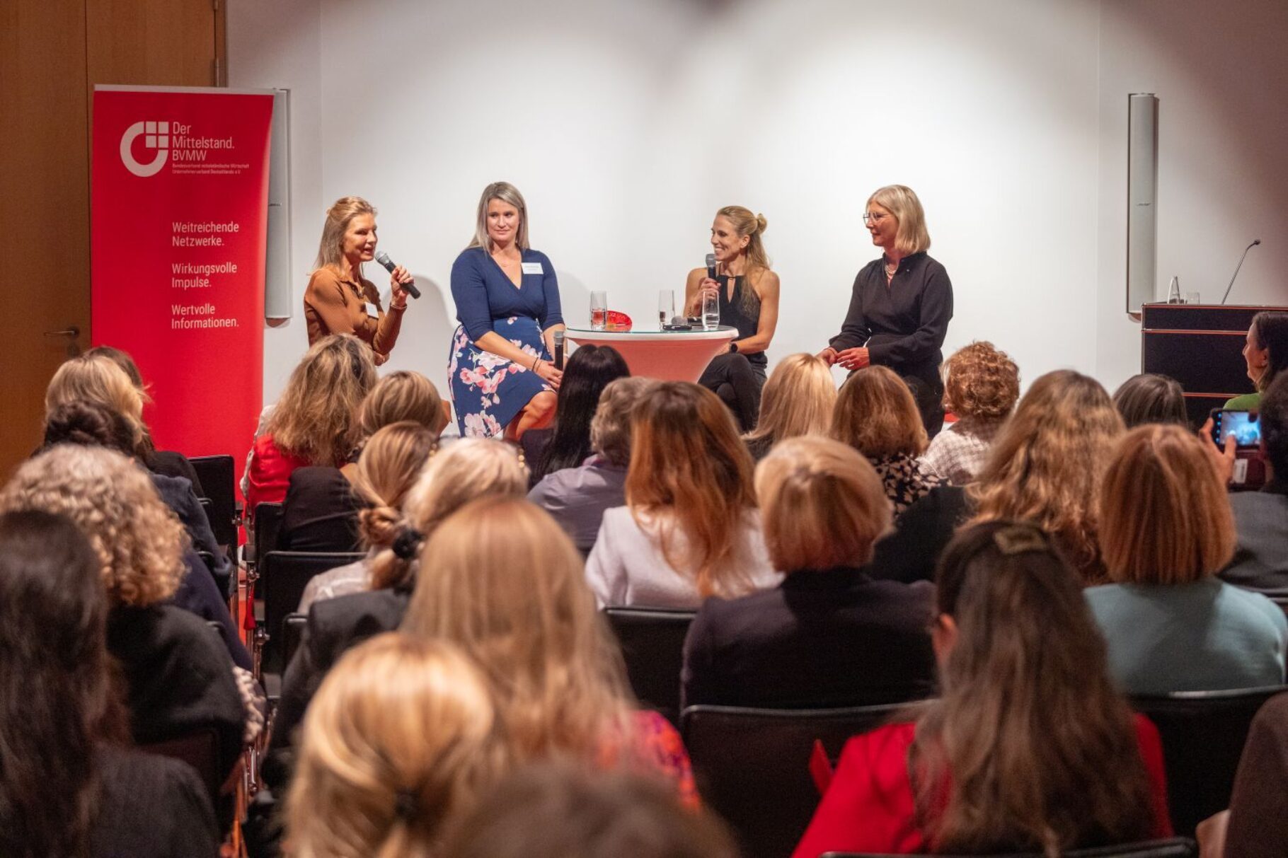 Podiumsdiskussion, moderiert von Katja Lindo Roever