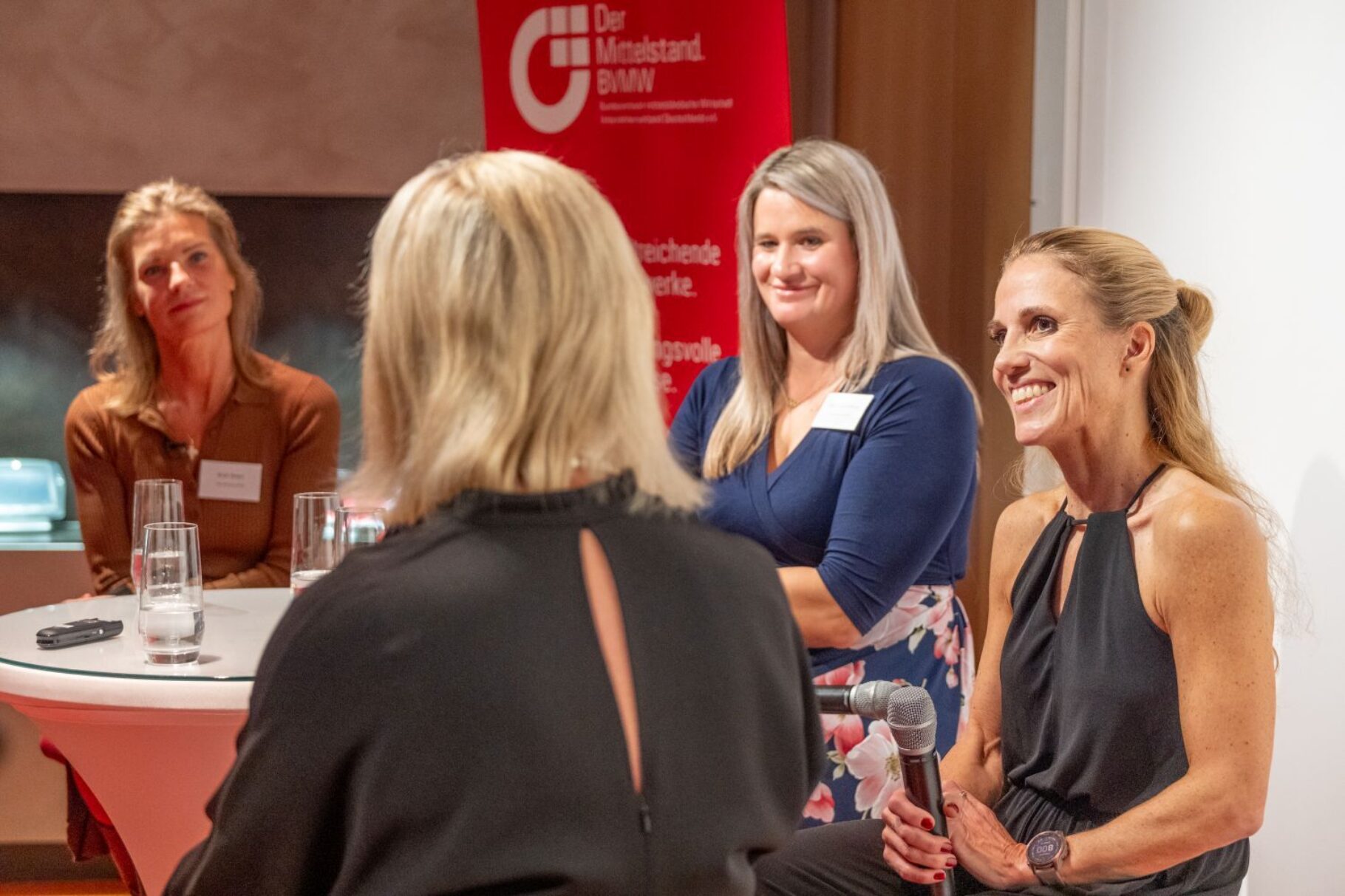 Podiumsdiskussion, moderiert von Katja Lindo Roever